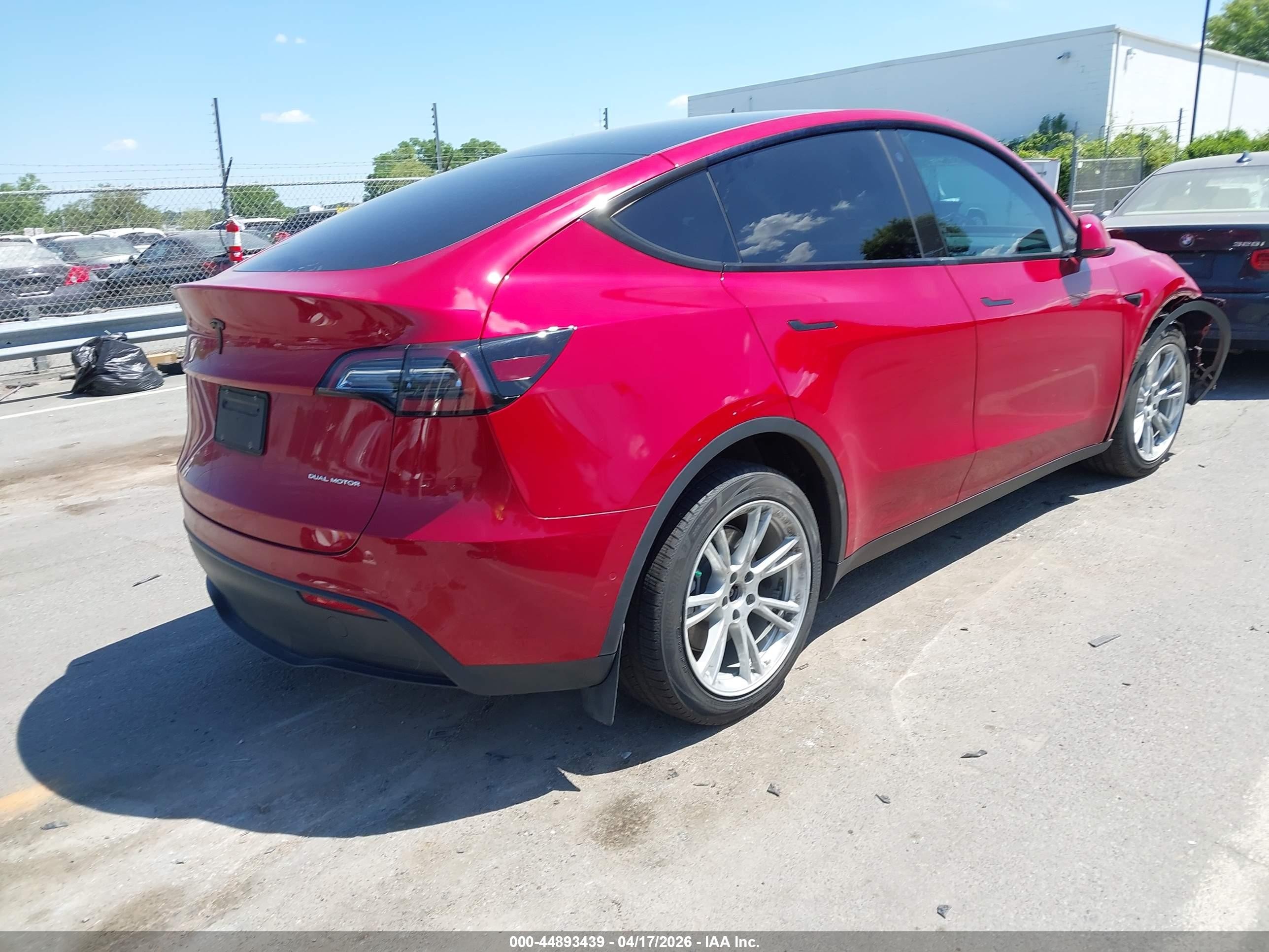 2022 Tesla Model Y Long Range Dual Motor All-wheel Drive Красный vin: 7SAYGDEEXNF460174