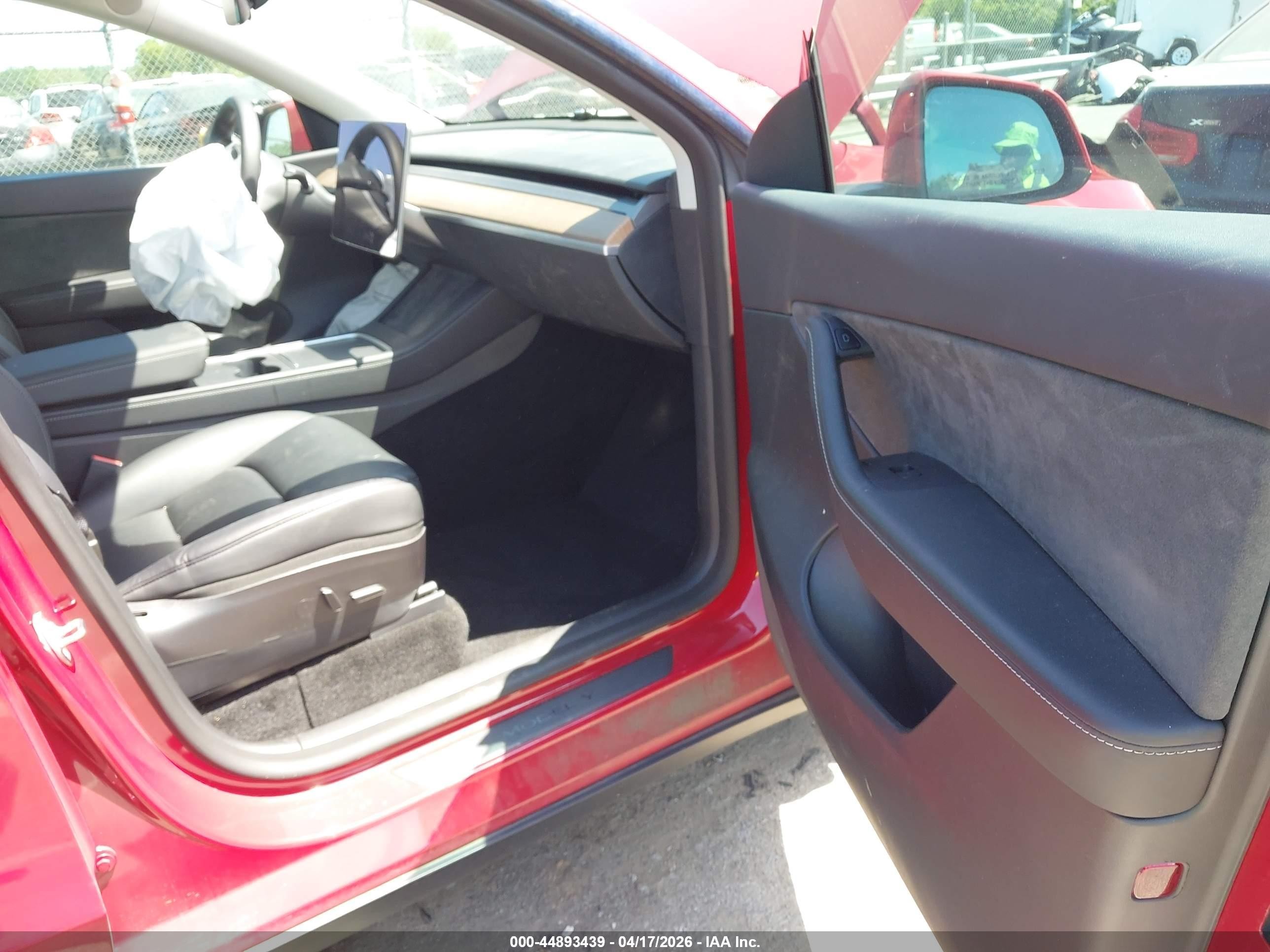 2022 Tesla Model Y Long Range Dual Motor All-wheel Drive Красный vin: 7SAYGDEEXNF460174