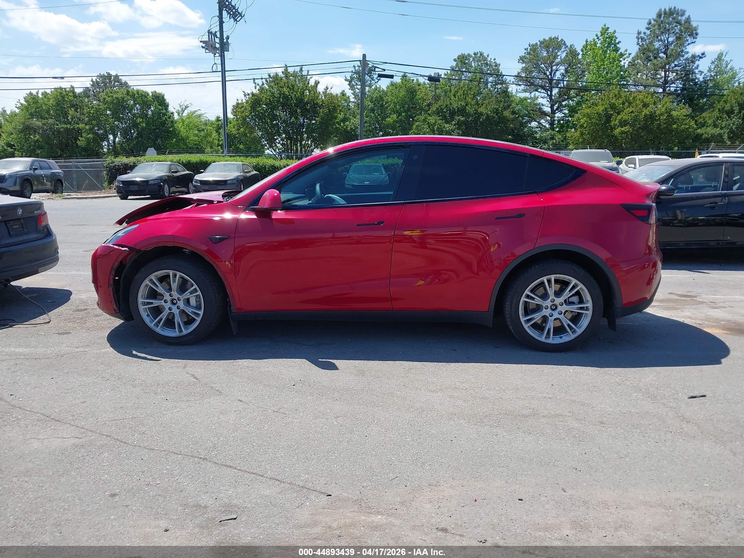 2022 Tesla Model Y Long Range Dual Motor All-wheel Drive Красный vin: 7SAYGDEEXNF460174