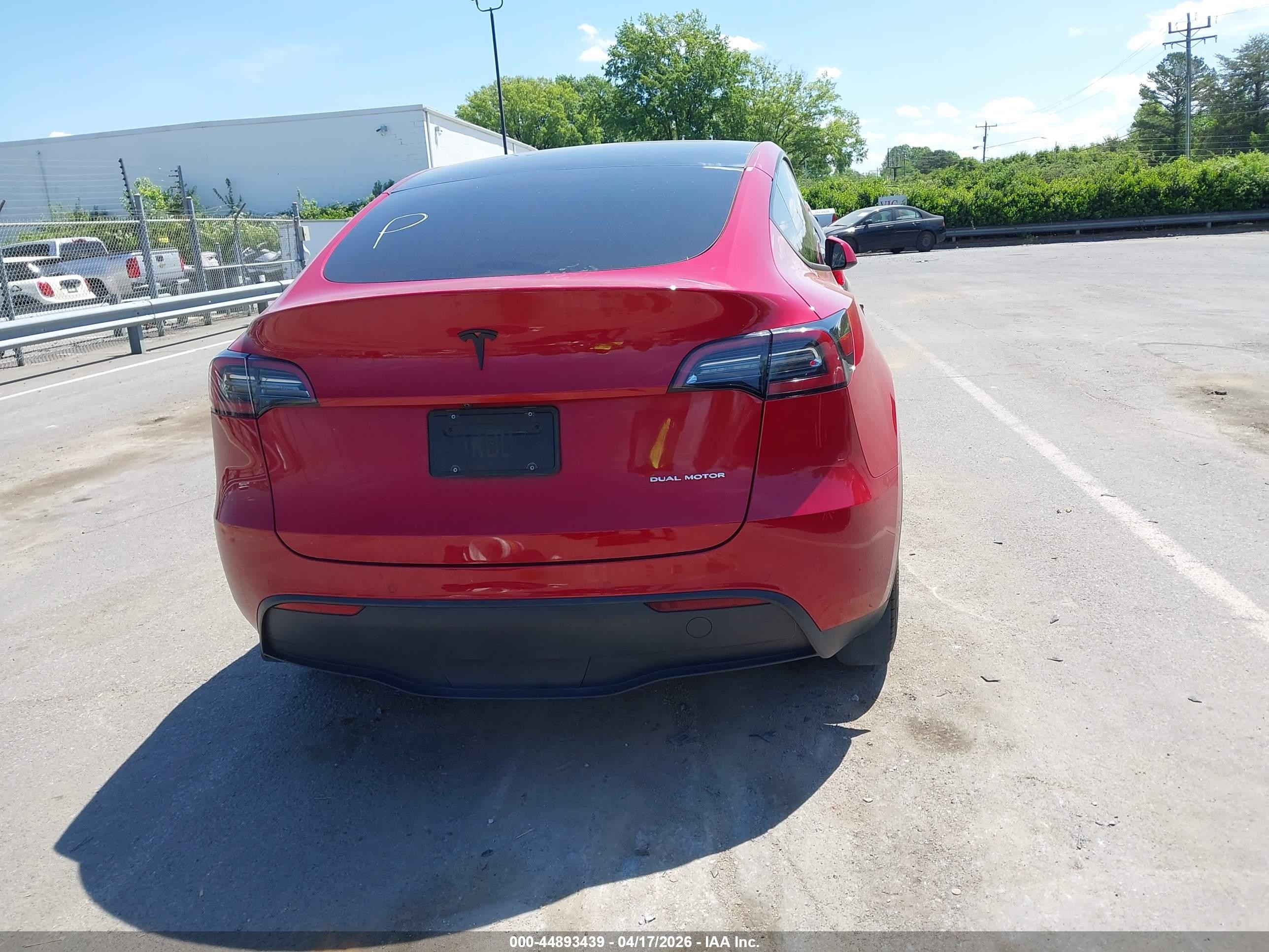 2022 Tesla Model Y Long Range Dual Motor All-wheel Drive Красный vin: 7SAYGDEEXNF460174