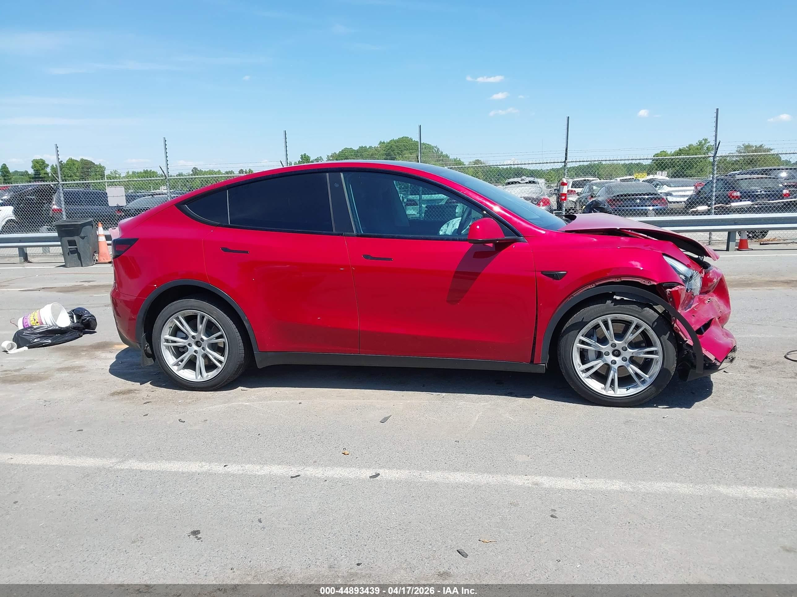 2022 Tesla Model Y Long Range Dual Motor All-wheel Drive Красный vin: 7SAYGDEEXNF460174