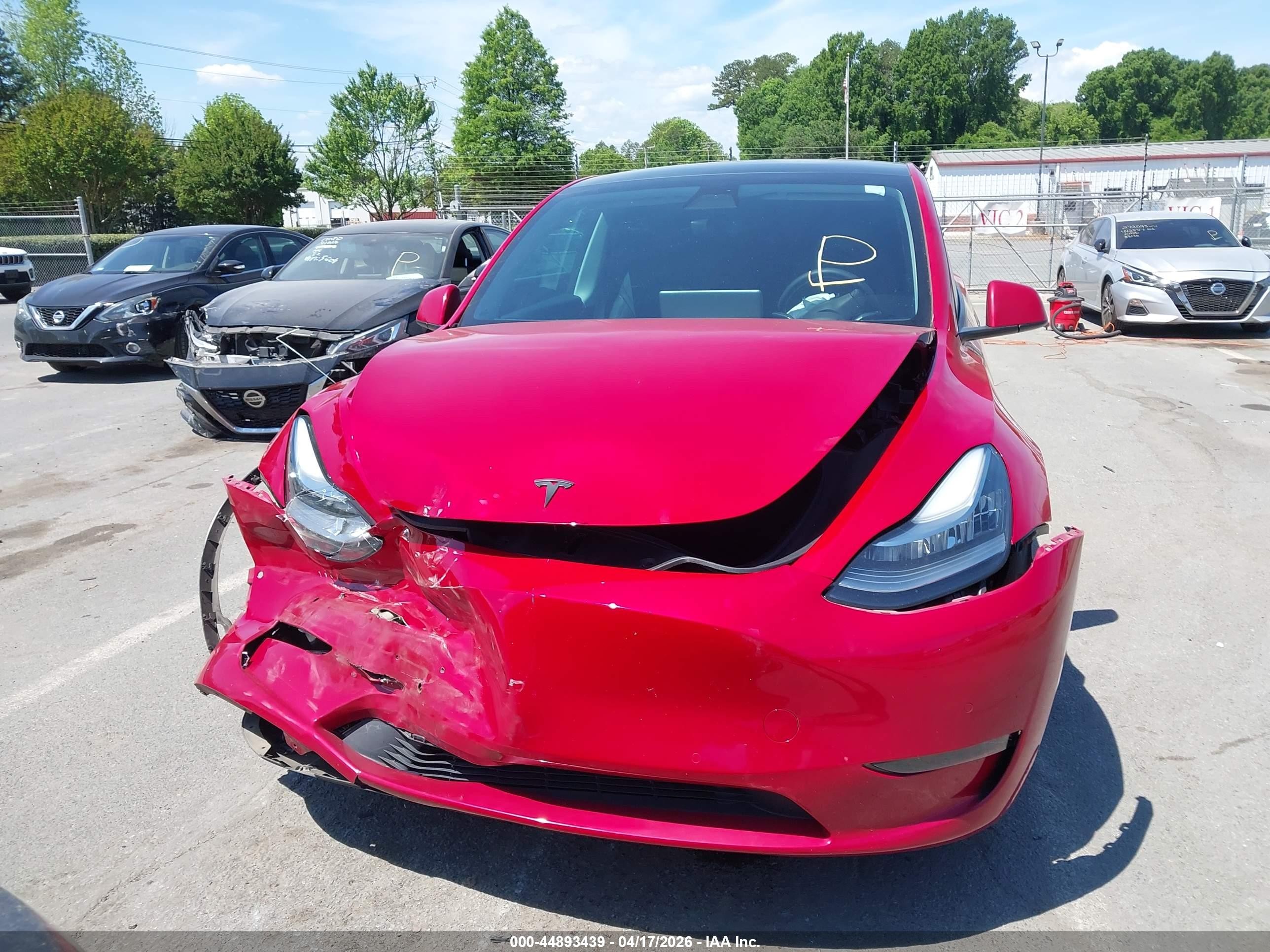 2022 Tesla Model Y Long Range Dual Motor All-wheel Drive Красный vin: 7SAYGDEEXNF460174