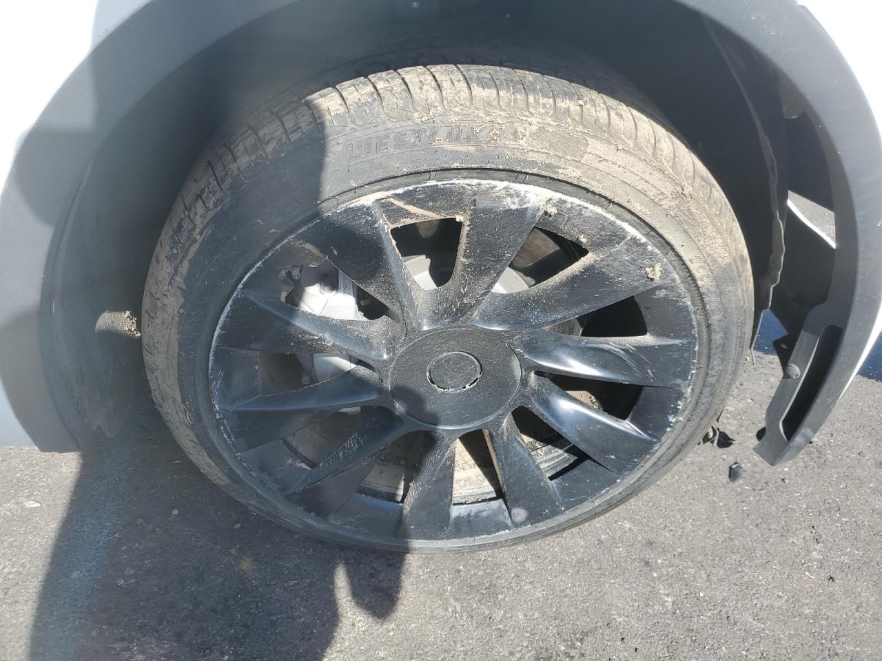 2023 Tesla Model Y White vin: 7SAYGDEEXPF637972 Damage: Right Front Wheel, Curb Rash, > 12 Inches