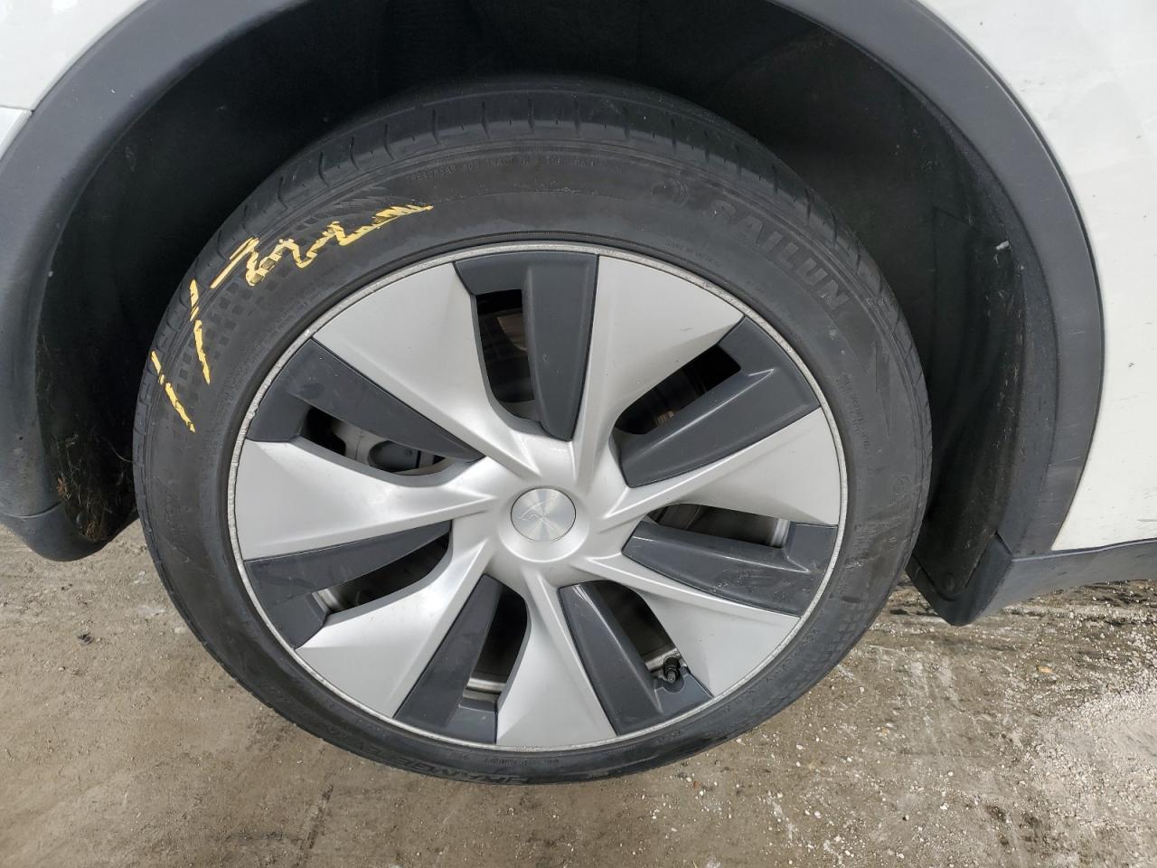 2023 Tesla Model Y White vin: 7SAYGDEEXPF638958 Damage: Right Rear Wheel, Curb Rash, > 12 Inches