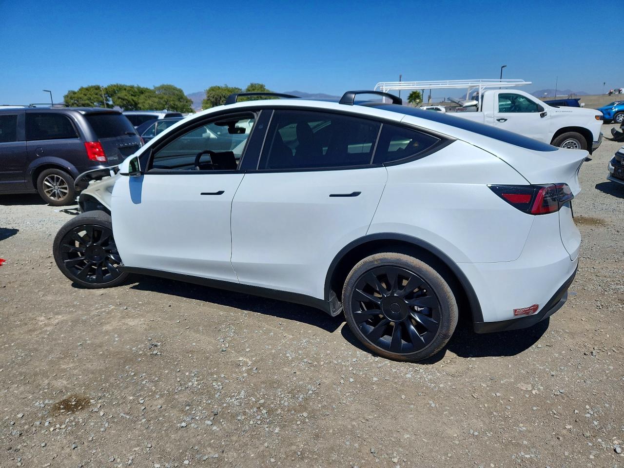 2024 Tesla Model Y Белый vin: 7SAYGDEEXRA268319