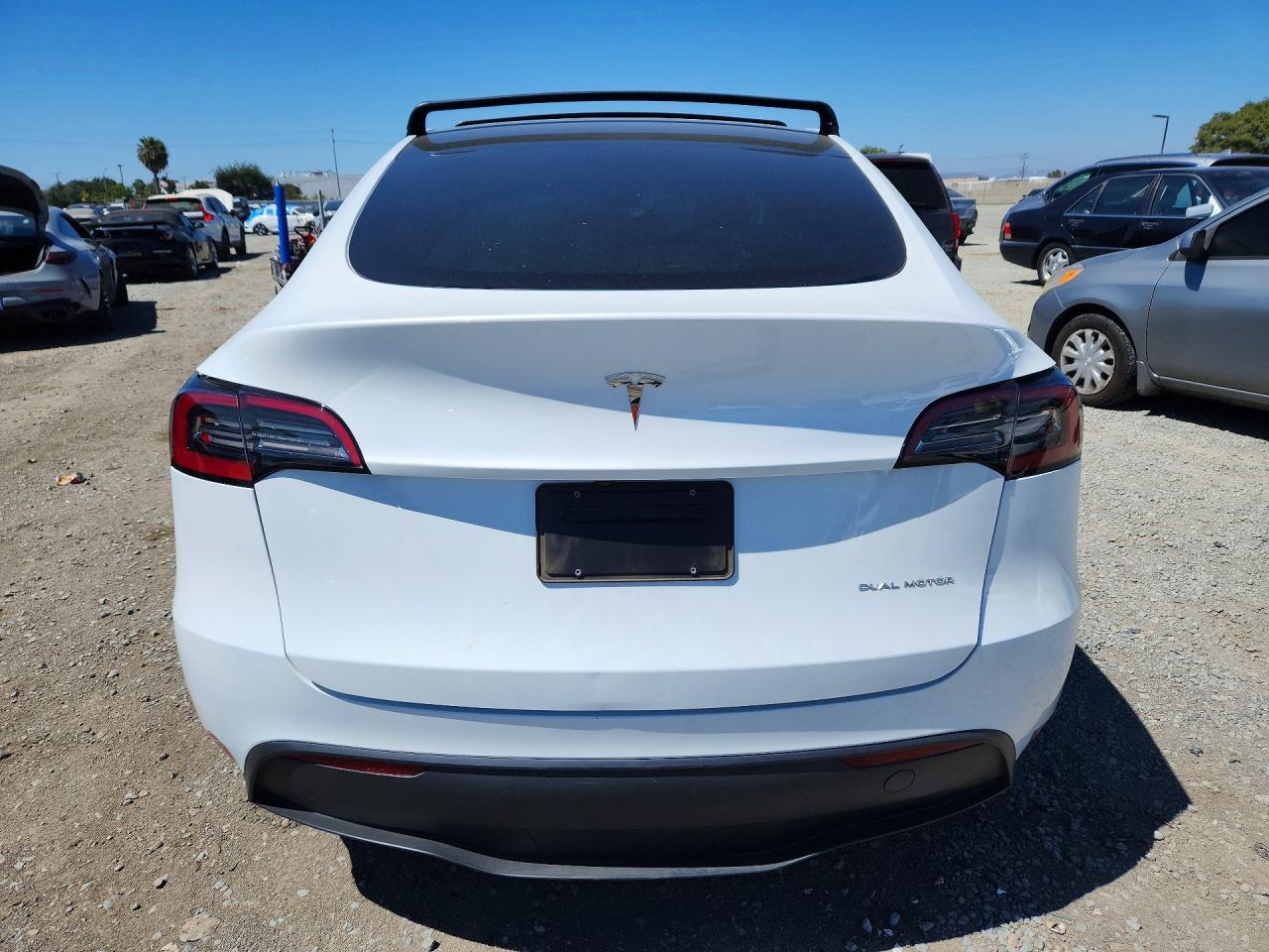 2024 Tesla Model Y Белый vin: 7SAYGDEEXRA268319