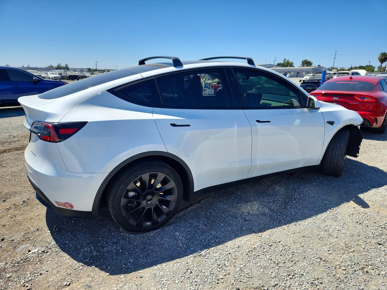 2024 Tesla Model Y Белый vin: 7SAYGDEEXRA268319