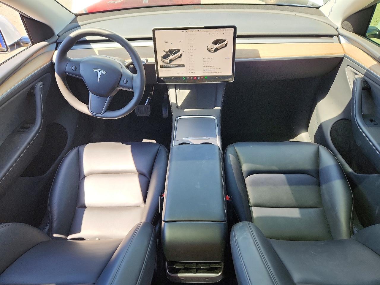 2024 Tesla Model Y Белый vin: 7SAYGDEEXRA268319