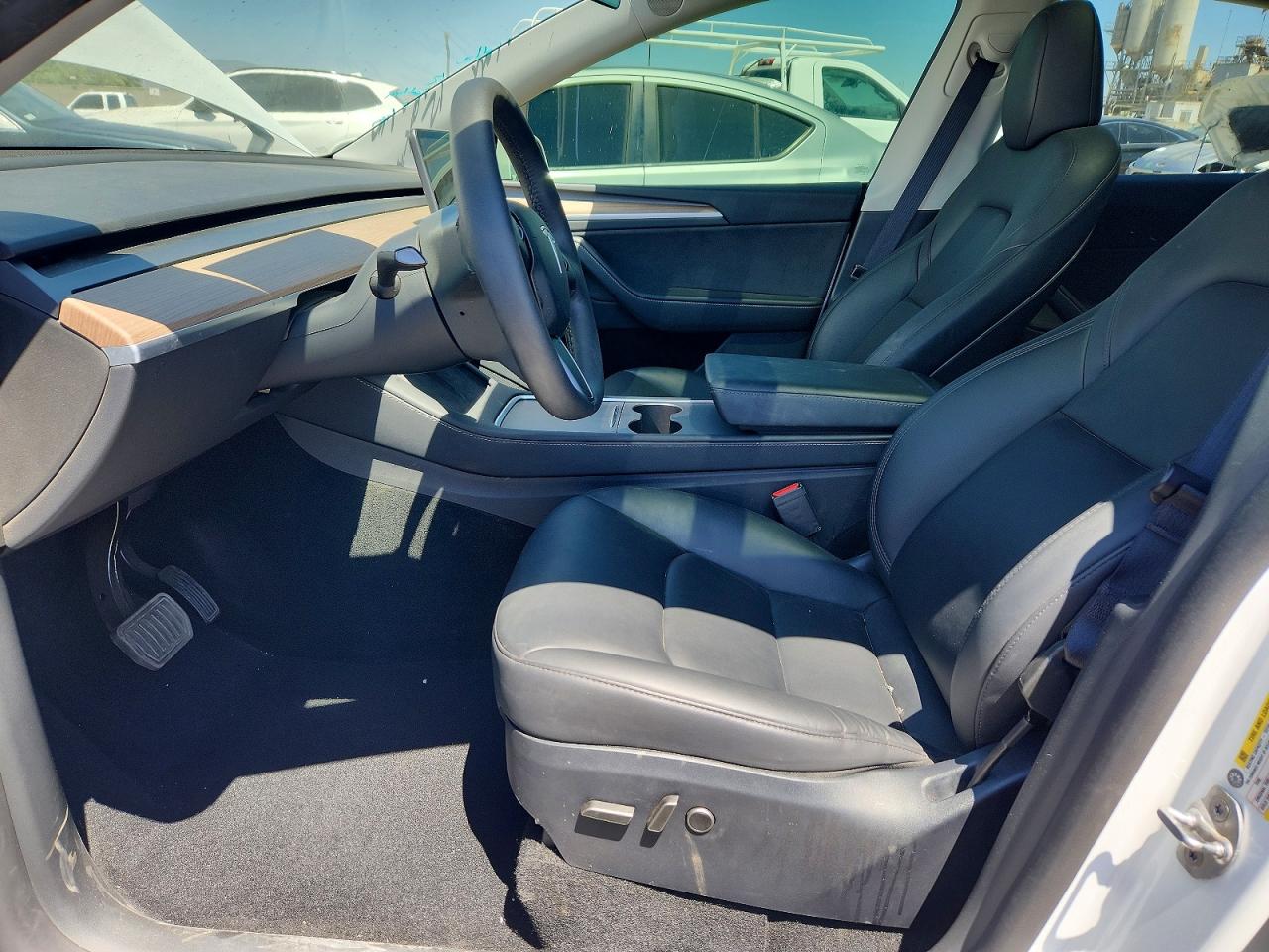 2024 Tesla Model Y Белый vin: 7SAYGDEEXRA268319