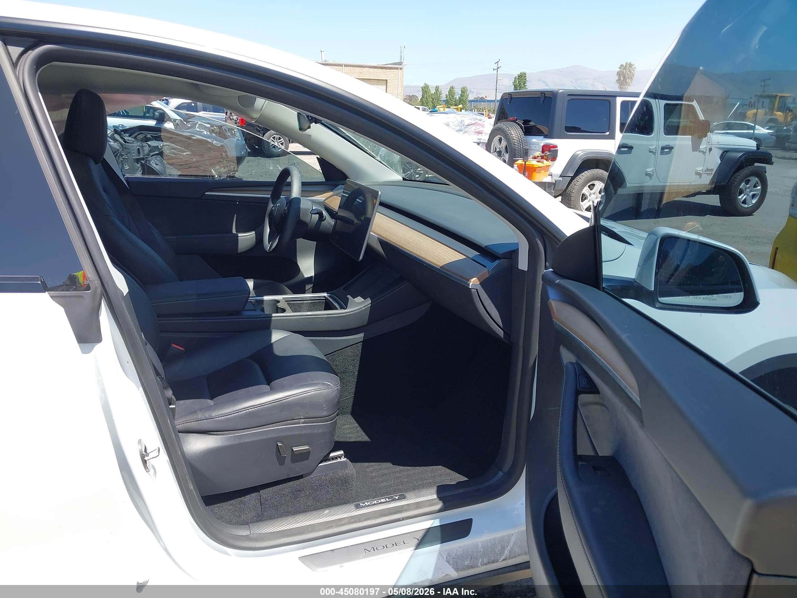 2024 Tesla Model Y Long Range Dual Motor All-wheel Drive White vin: 7SAYGDEEXRF004133