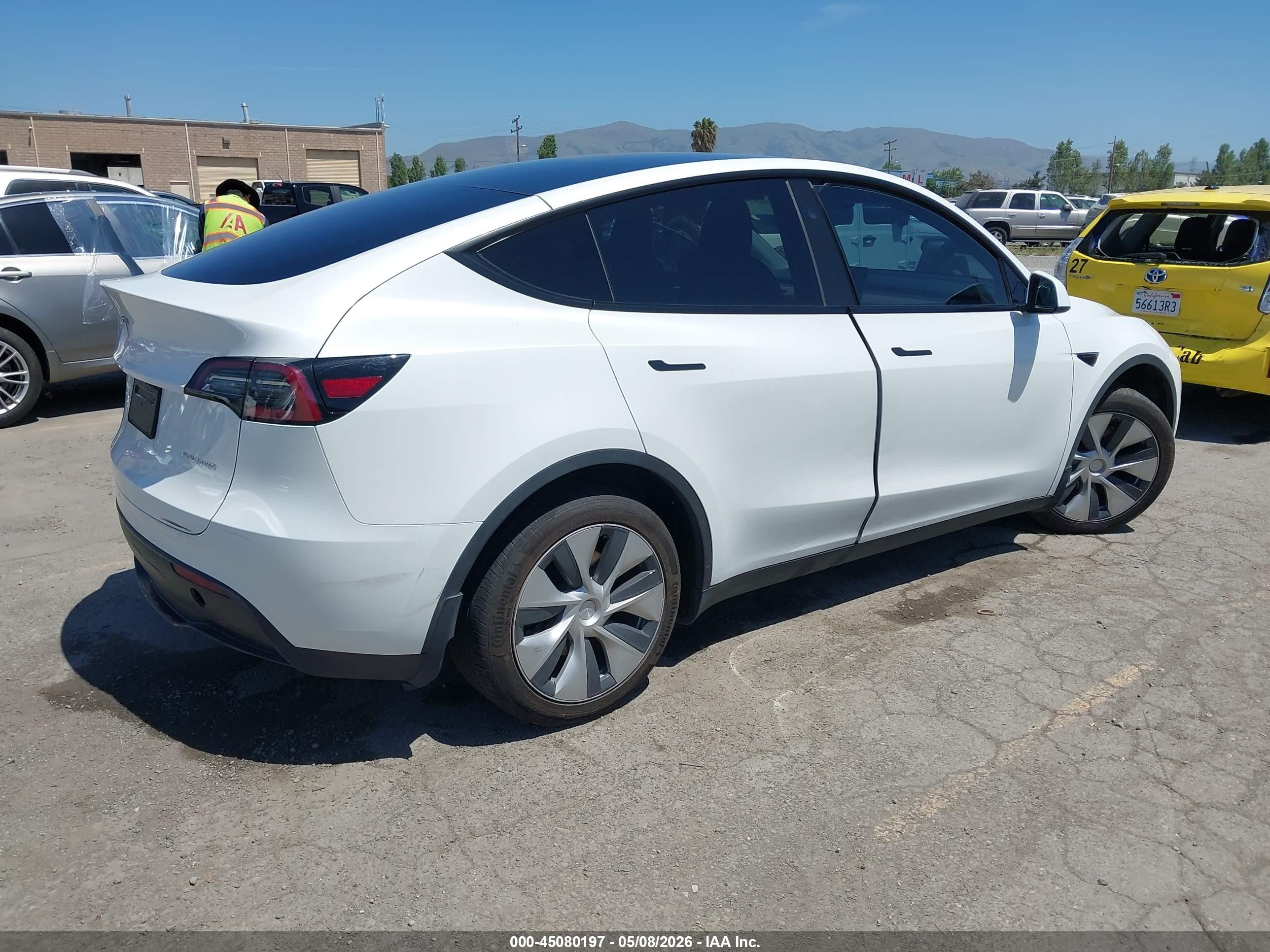 2024 Tesla Model Y Long Range Dual Motor All-wheel Drive White vin: 7SAYGDEEXRF004133