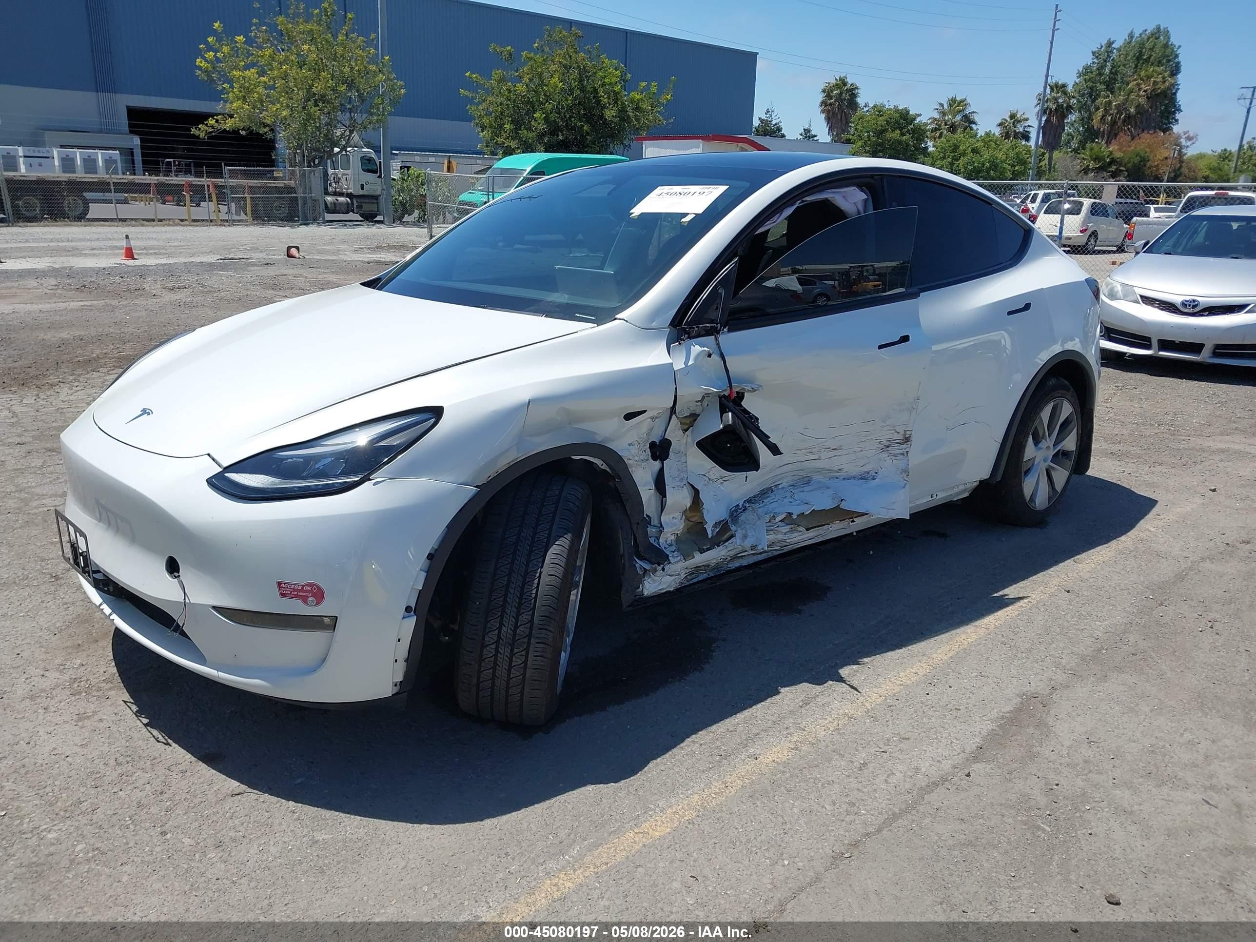 2024 Tesla Model Y Long Range Dual Motor All-wheel Drive White vin: 7SAYGDEEXRF004133