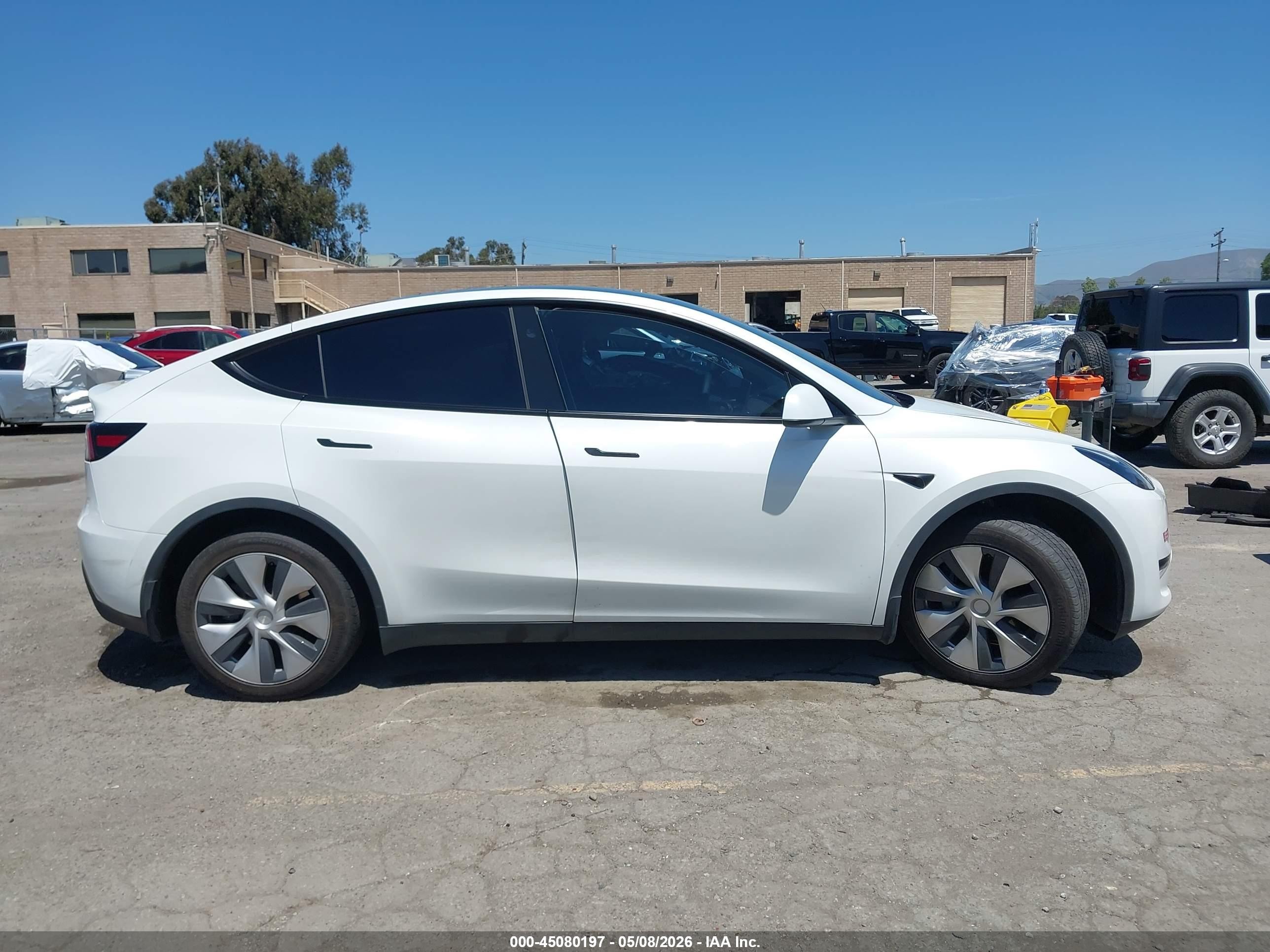 2024 Tesla Model Y Long Range Dual Motor All-wheel Drive White vin: 7SAYGDEEXRF004133