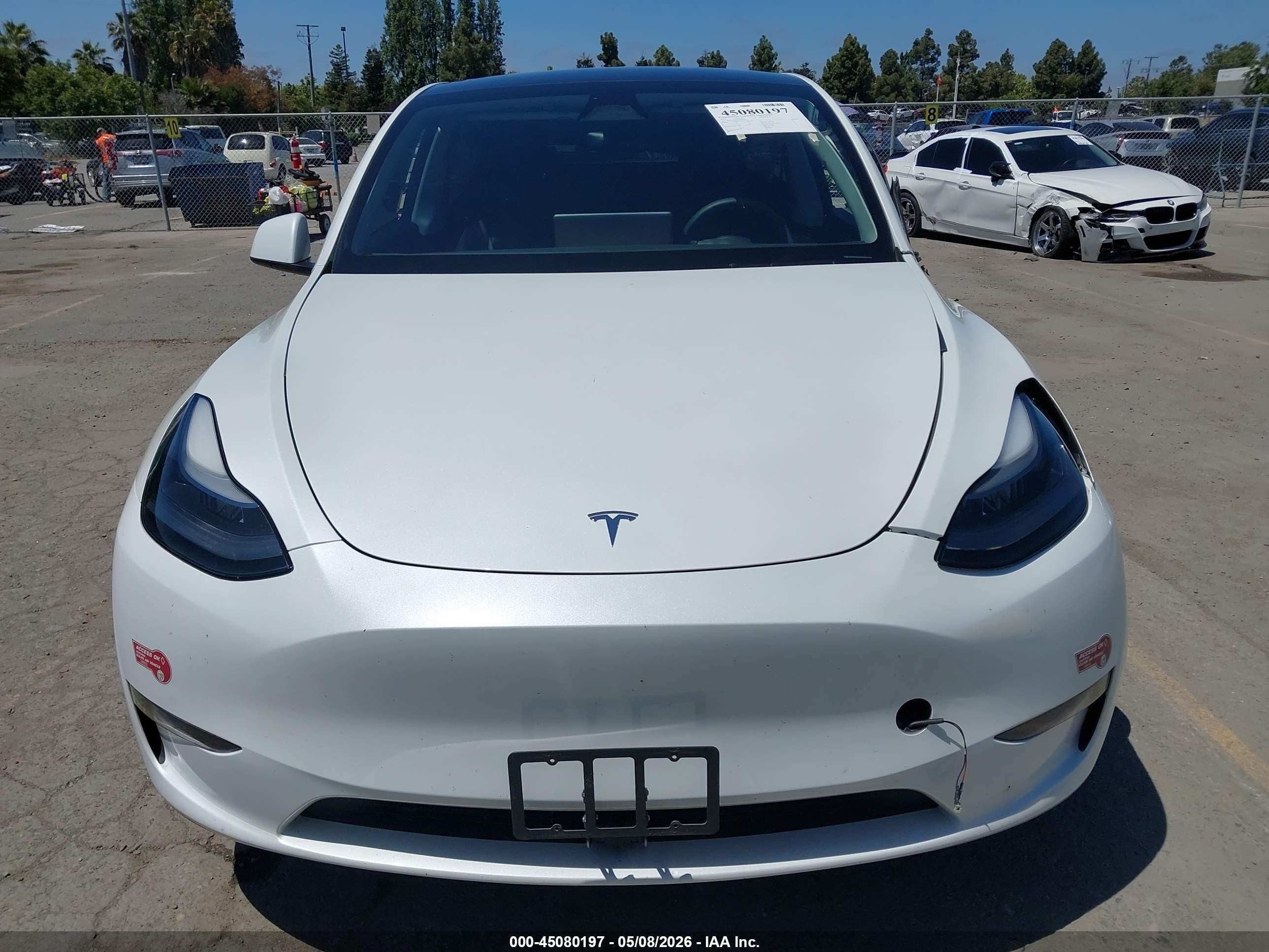 2024 Tesla Model Y Long Range Dual Motor All-wheel Drive White vin: 7SAYGDEEXRF004133