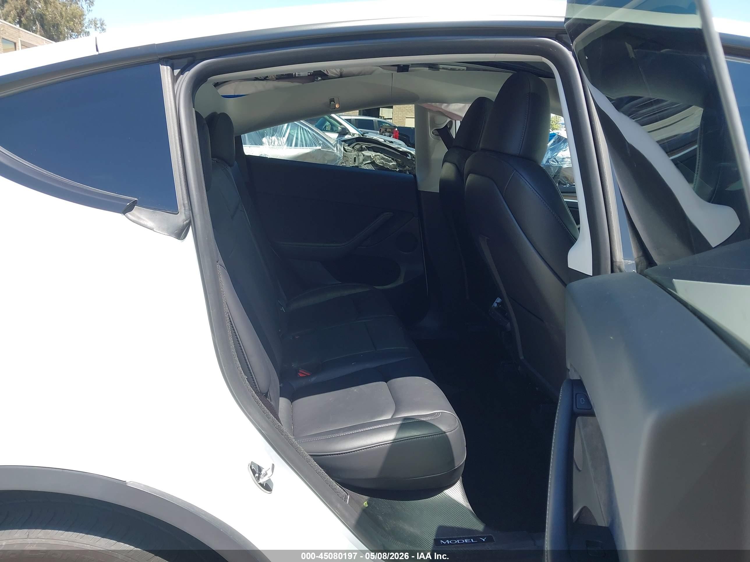 2024 Tesla Model Y Long Range Dual Motor All-wheel Drive White vin: 7SAYGDEEXRF004133