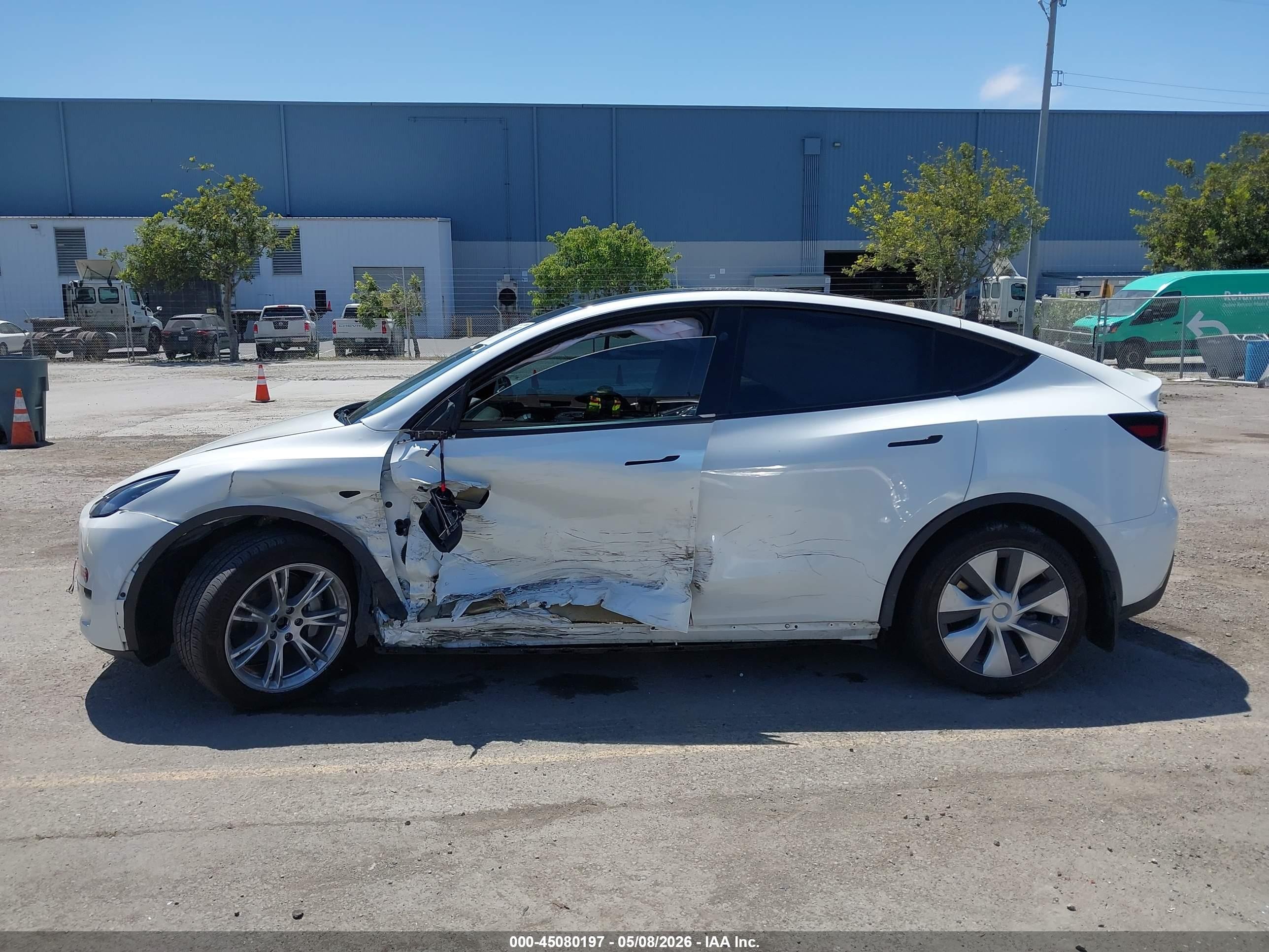 2024 Tesla Model Y Long Range Dual Motor All-wheel Drive White vin: 7SAYGDEEXRF004133