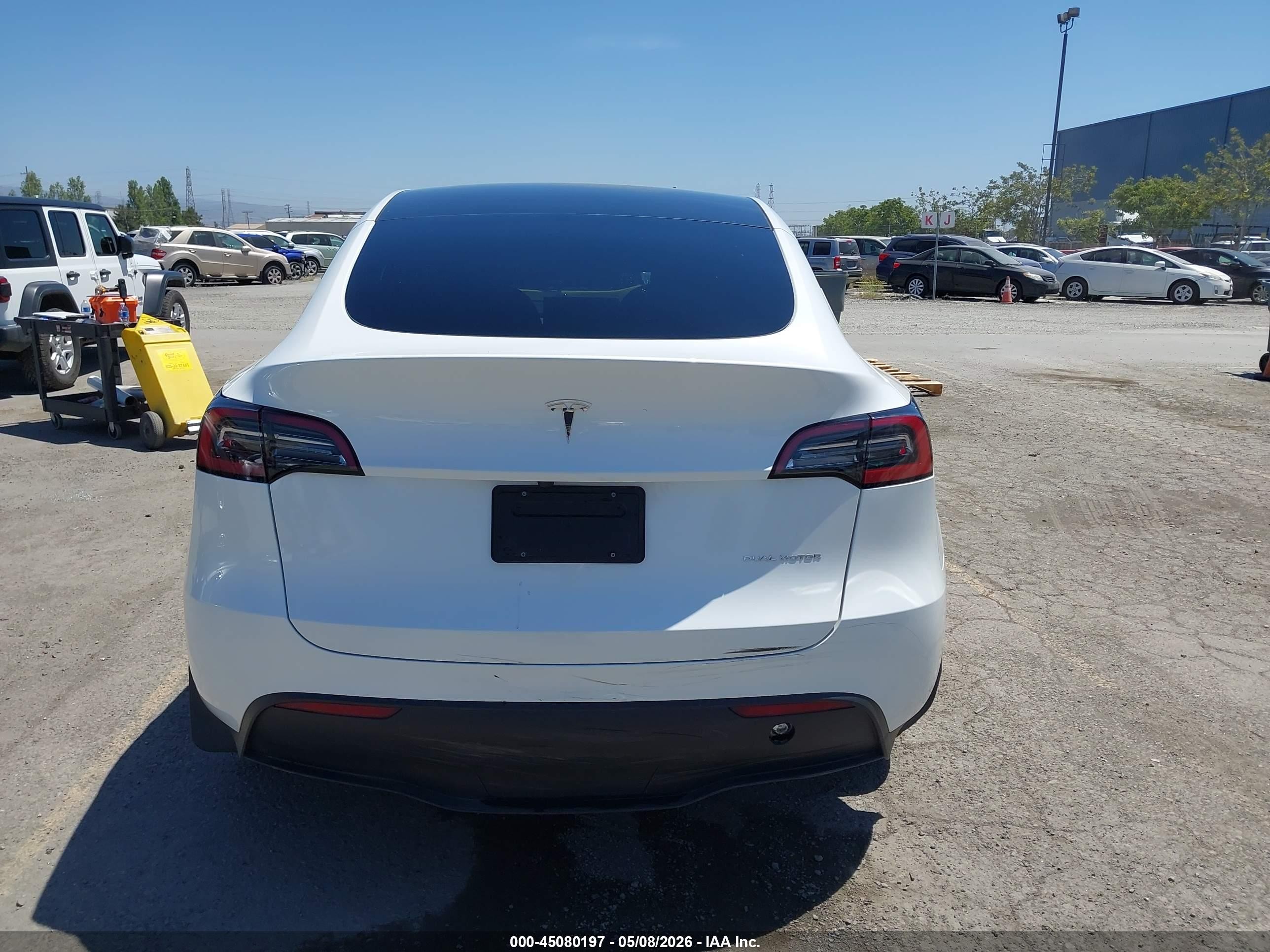 2024 Tesla Model Y Long Range Dual Motor All-wheel Drive White vin: 7SAYGDEEXRF004133