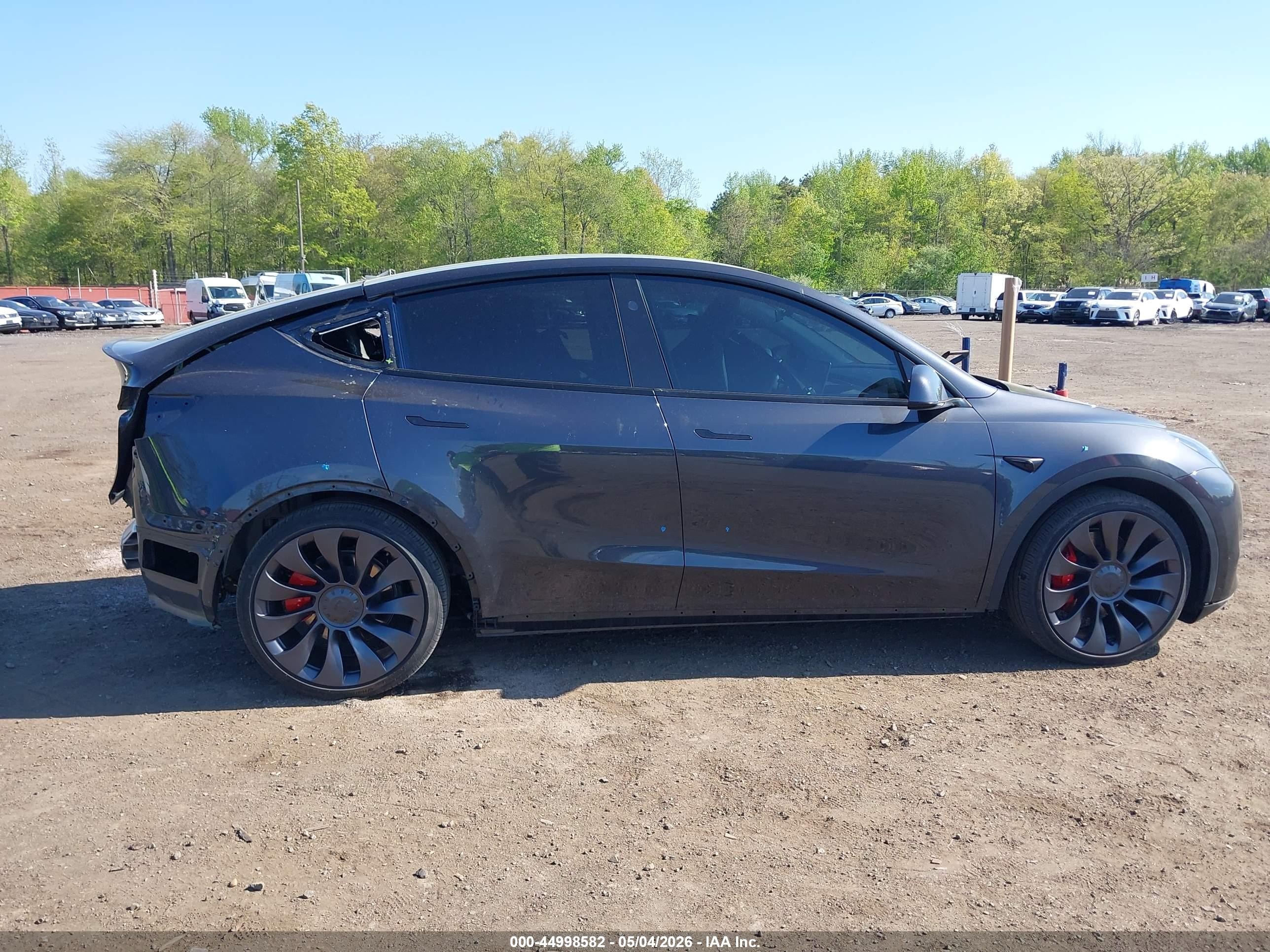 2024 Tesla Model Y Performance Dual Motor All-wheel Drive Gray vin: 7SAYGDEF2RA333527