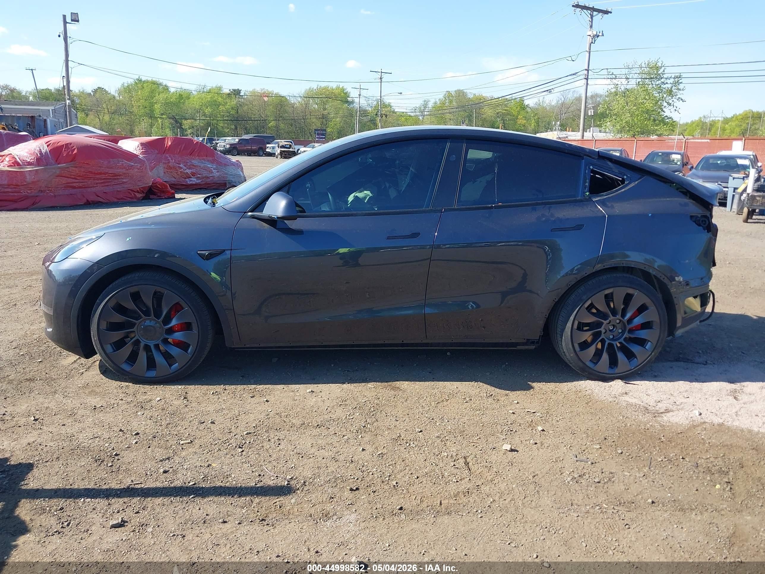 2024 Tesla Model Y Performance Dual Motor All-wheel Drive Gray vin: 7SAYGDEF2RA333527