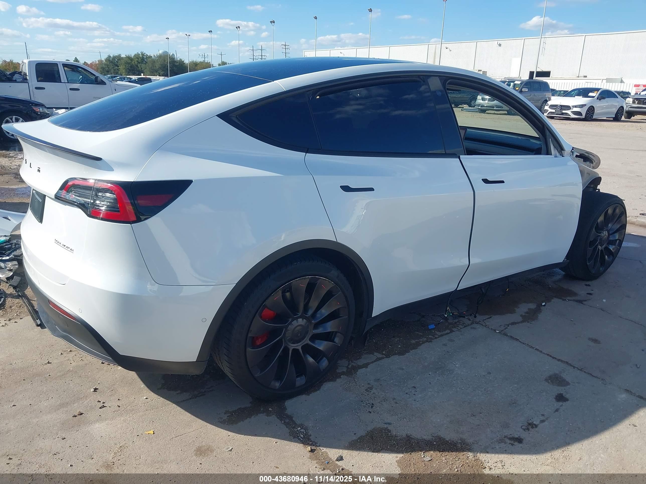 2022 Tesla Model Y Performance Dual Motor All-wheel Drive Белый vin: 7SAYGDEF5NF463332