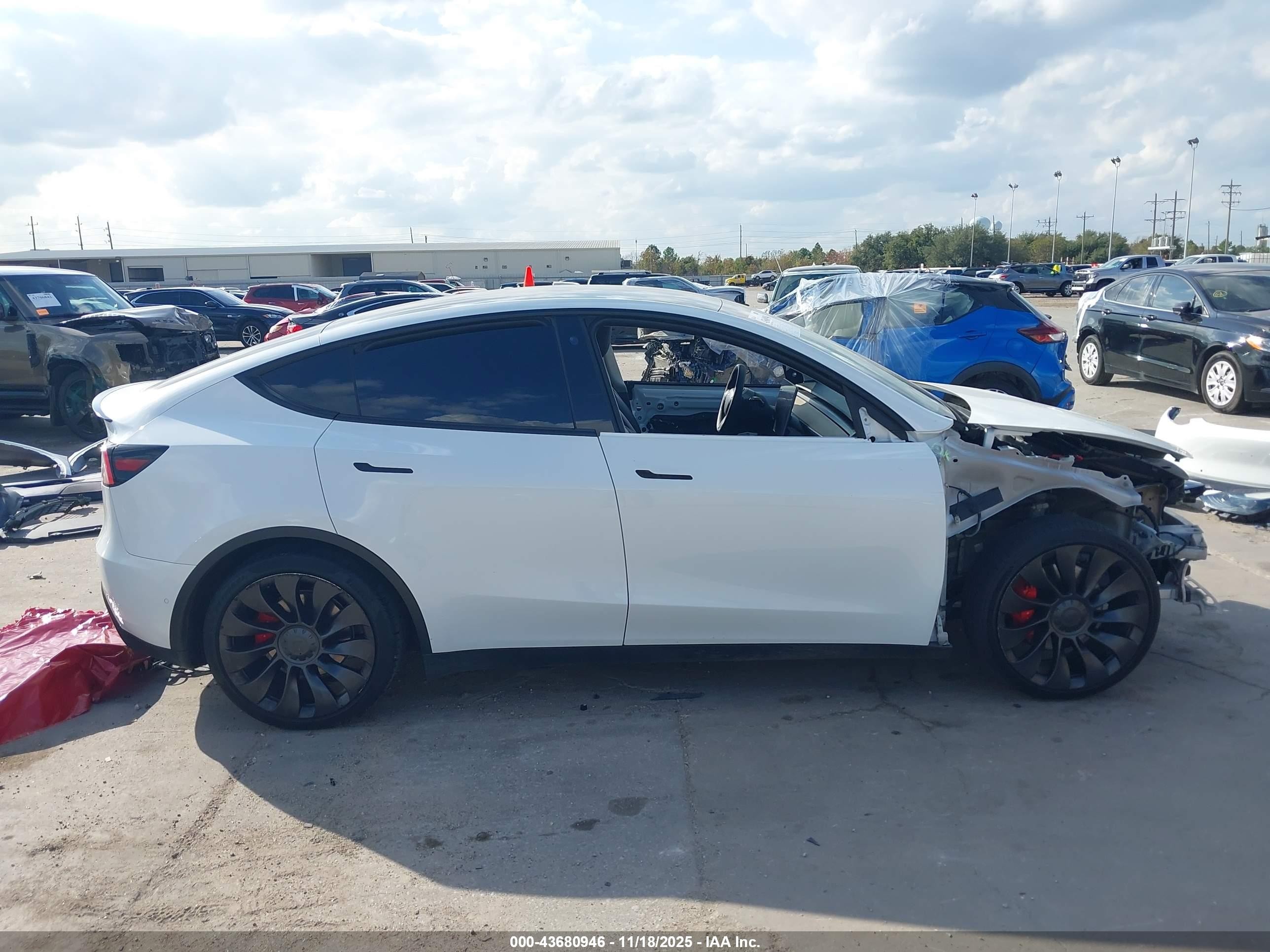 2022 Tesla Model Y Performance Dual Motor All-wheel Drive Белый vin: 7SAYGDEF5NF463332