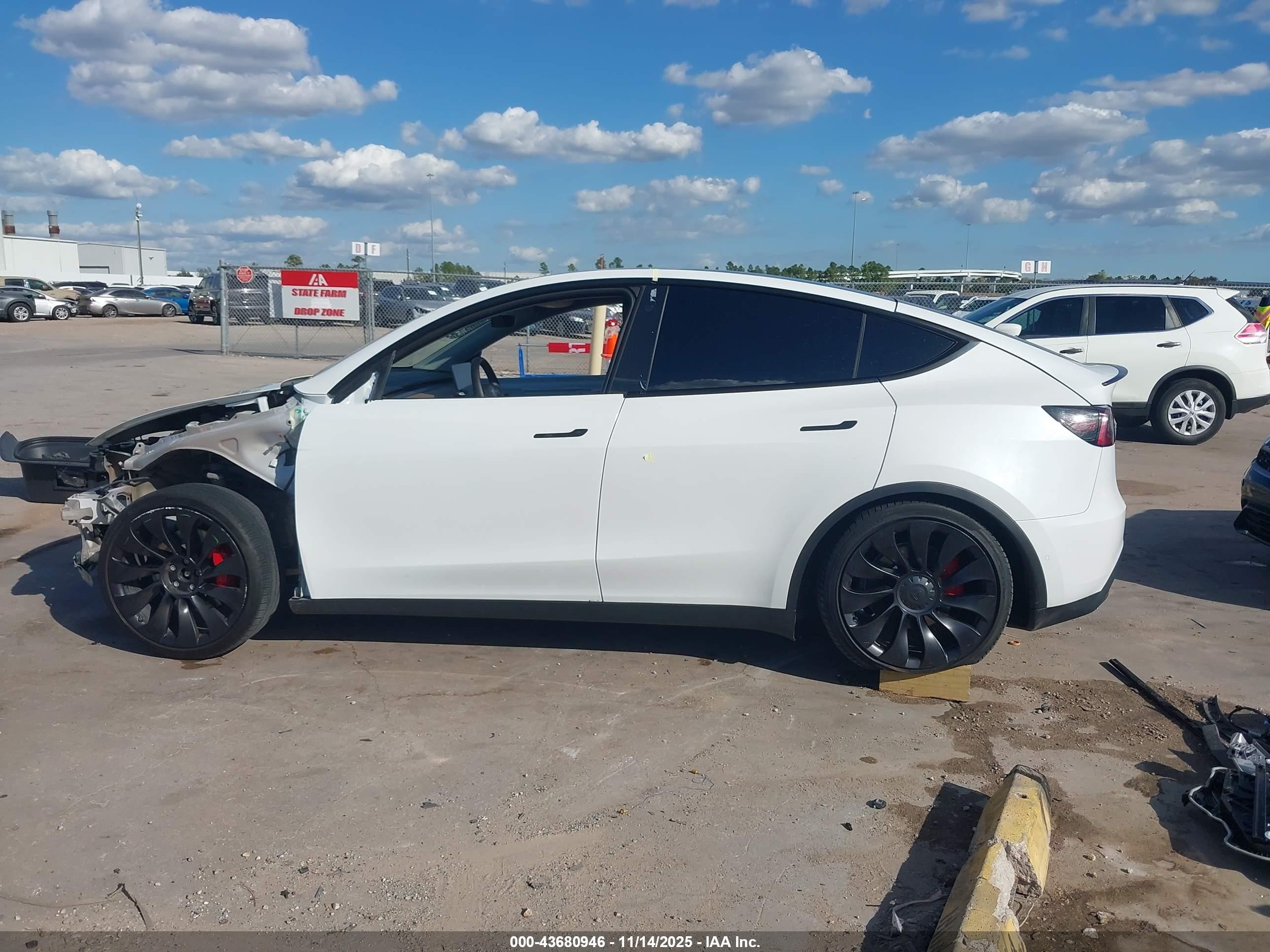 2022 Tesla Model Y Performance Dual Motor All-wheel Drive Белый vin: 7SAYGDEF5NF463332