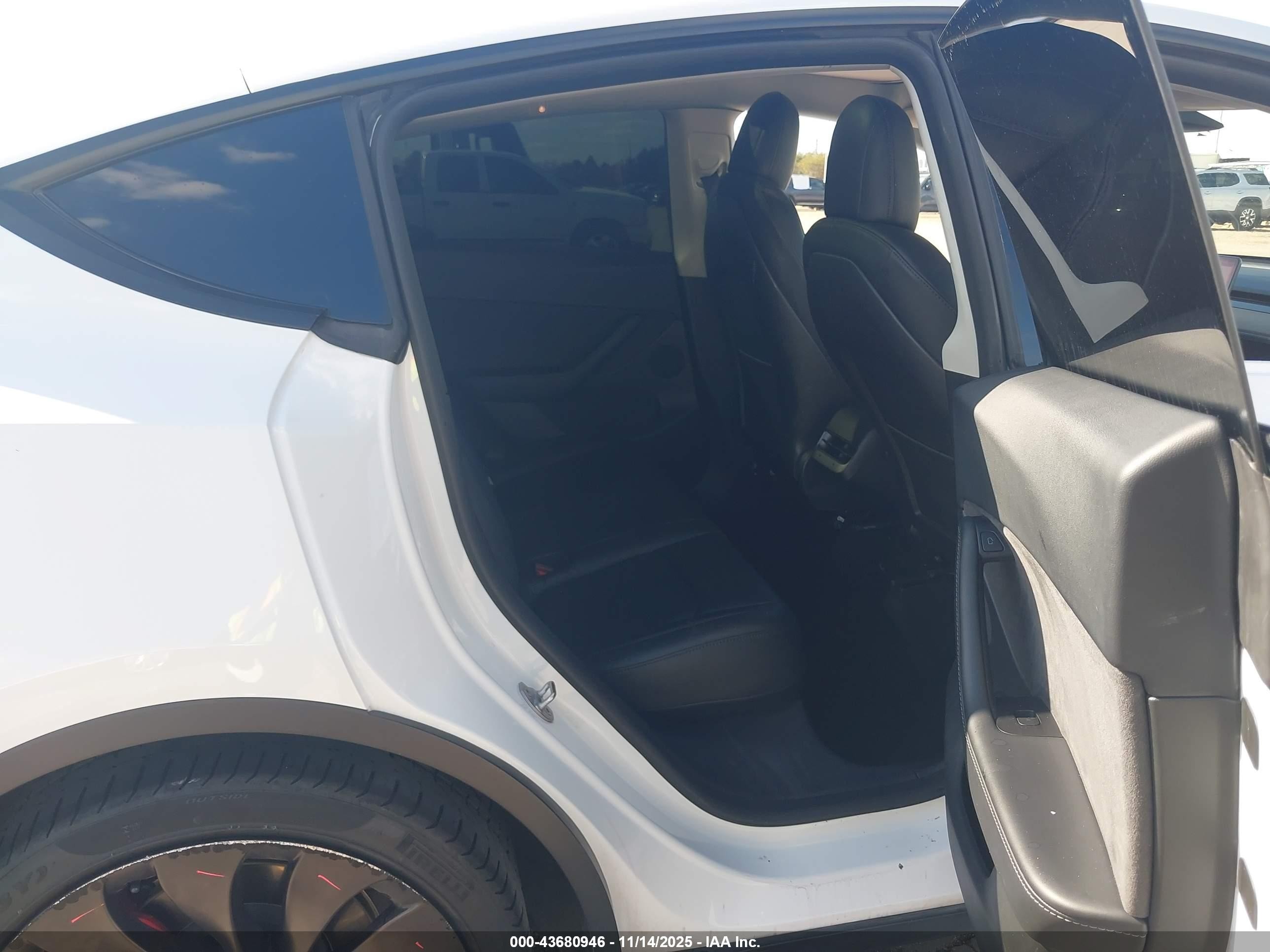 2022 Tesla Model Y Performance Dual Motor All-wheel Drive Белый vin: 7SAYGDEF5NF463332