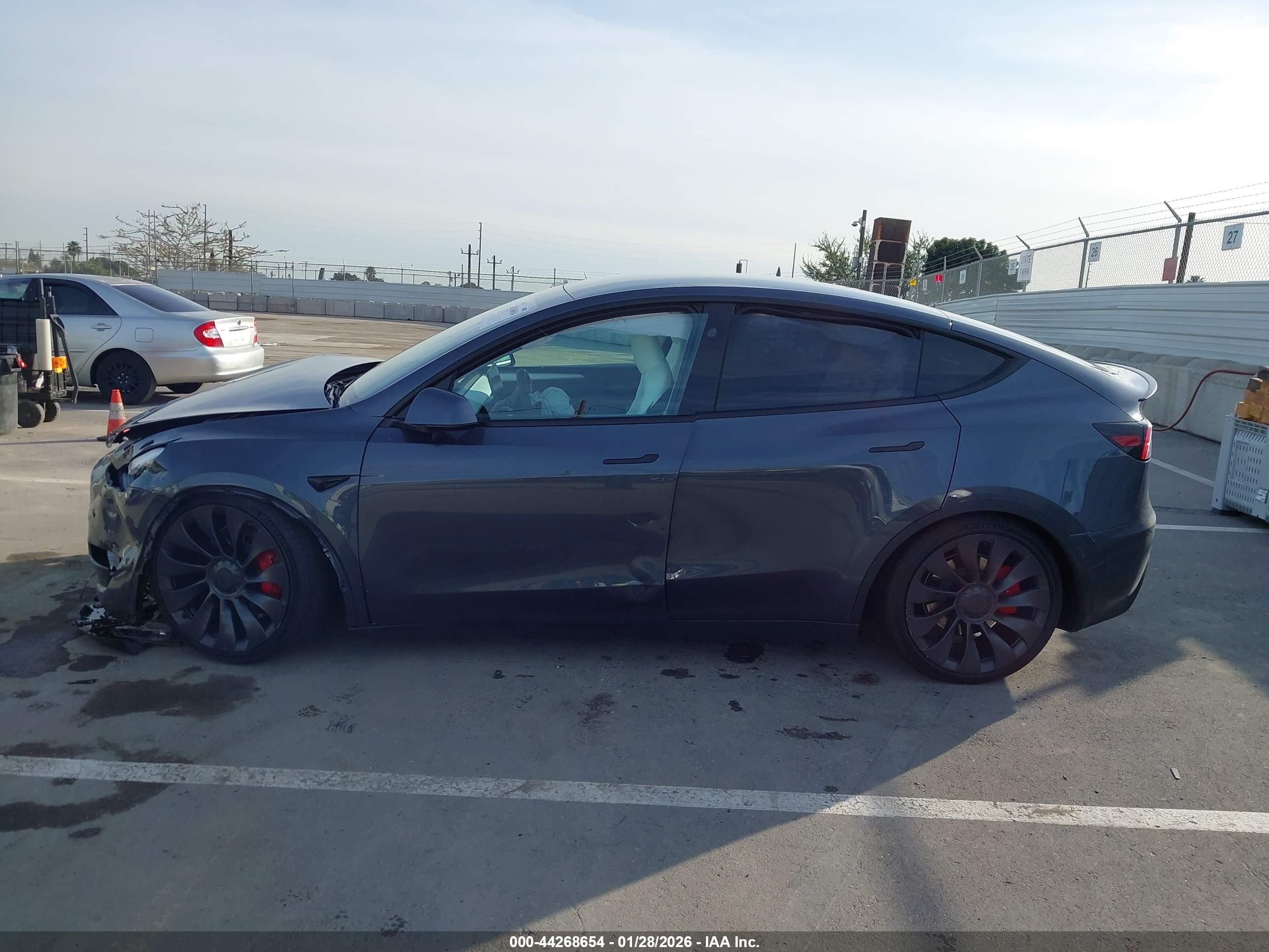 2023 Tesla Model Y Performance Dual Motor All-wheel Drive Gray vin: 7SAYGDEF5PF922006