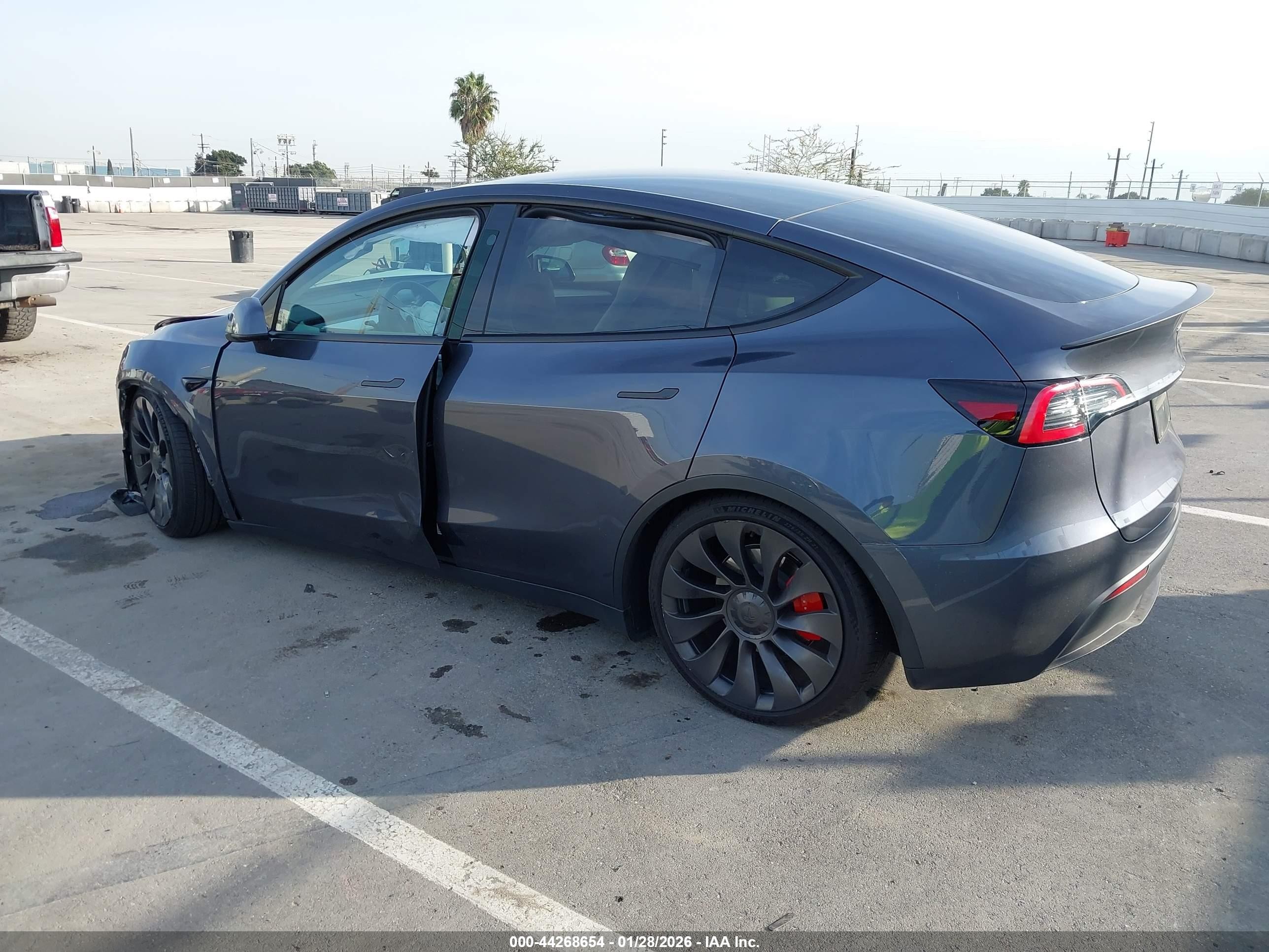 2023 Tesla Model Y Performance Dual Motor All-wheel Drive Gray vin: 7SAYGDEF5PF922006