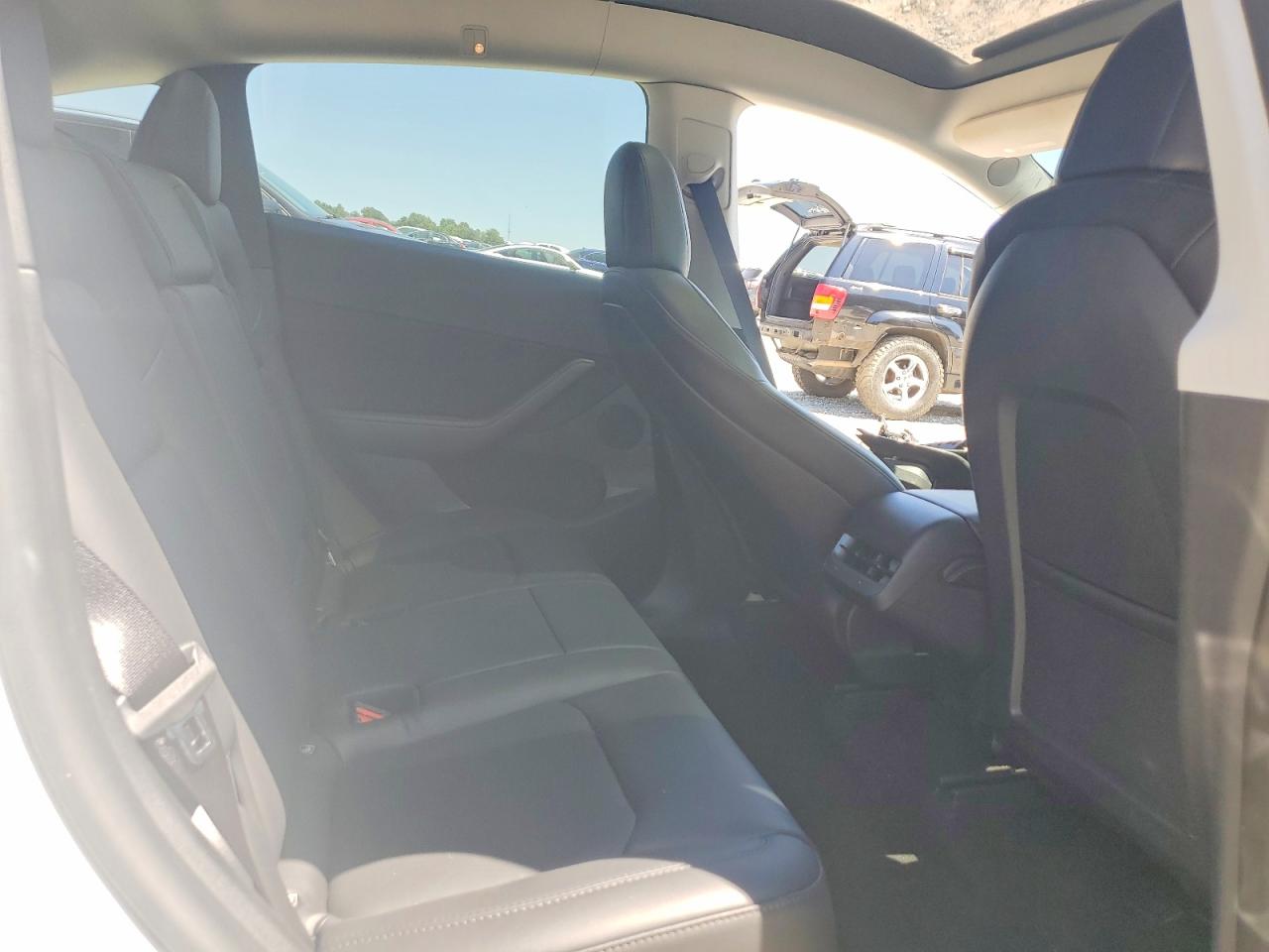2022 Tesla Model Y White vin: 7SAYGDEF6NF440707