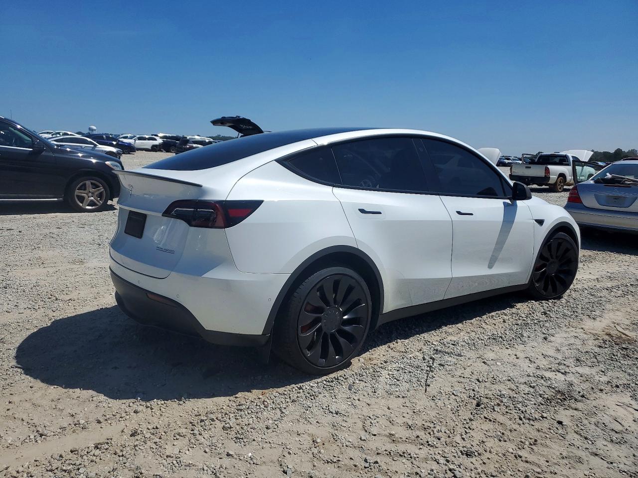 2022 Tesla Model Y White vin: 7SAYGDEF6NF440707
