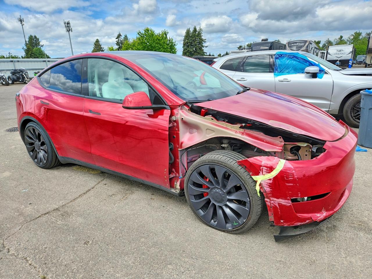 2023 Tesla Model Y Красный vin: 7SAYGDEF9PF870489
