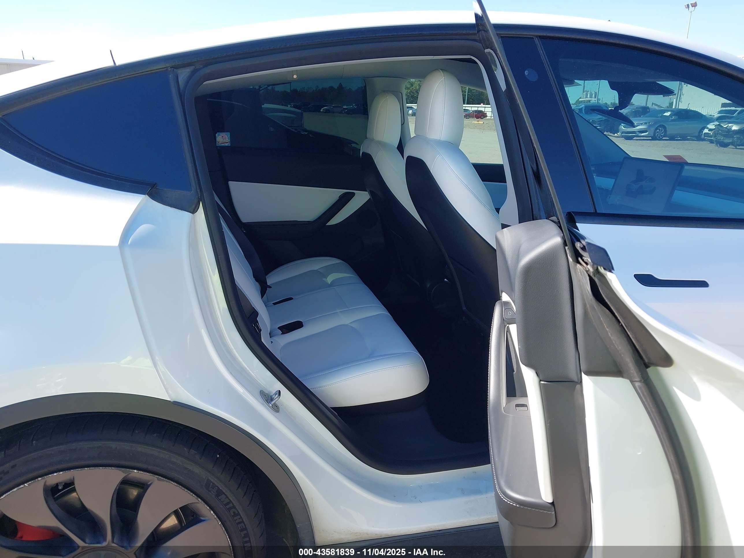 2022 Tesla Model Y Performance Dual Motor All-wheel Drive White vin: 7SAYGDEFXNF372072