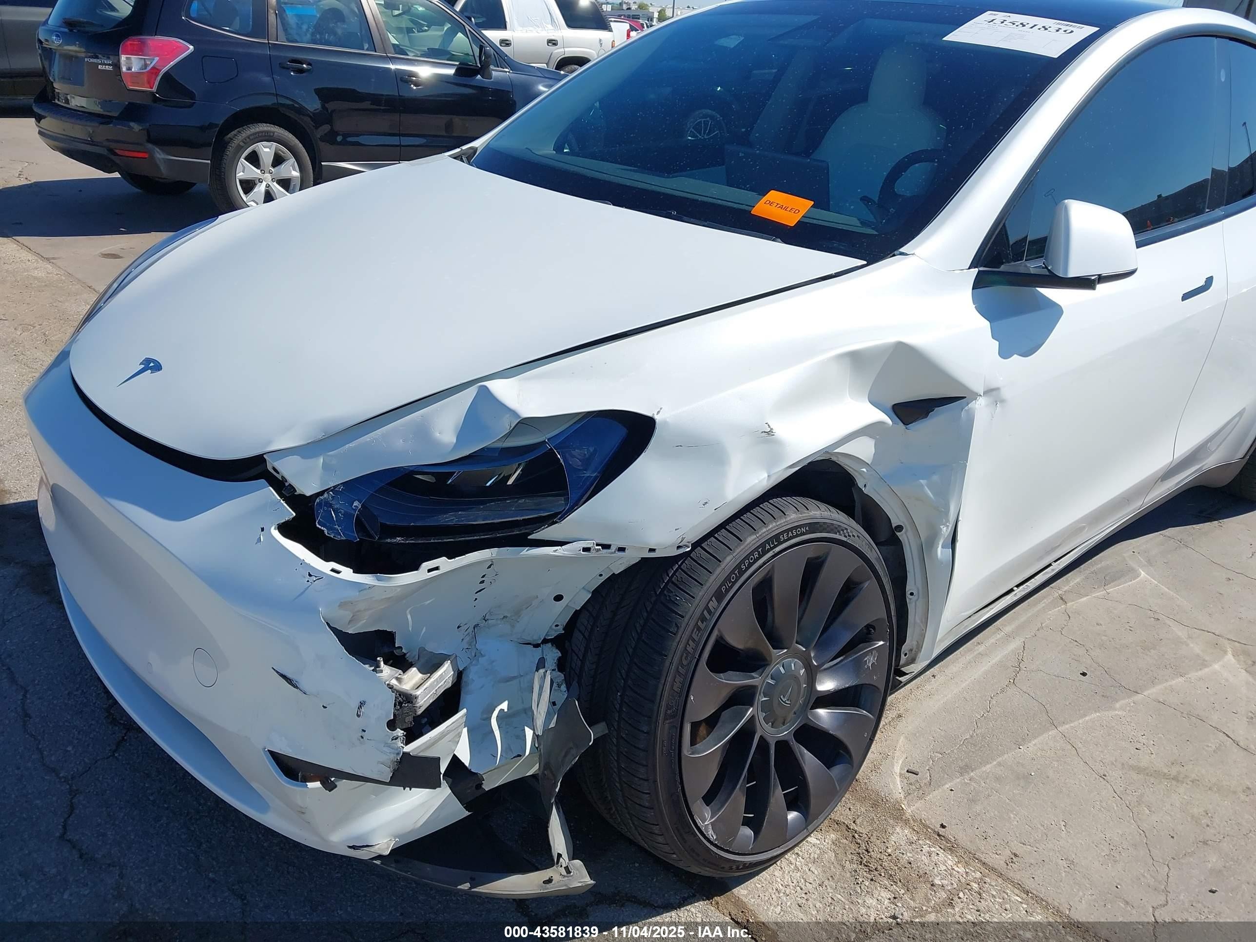 2022 Tesla Model Y Performance Dual Motor All-wheel Drive White vin: 7SAYGDEFXNF372072