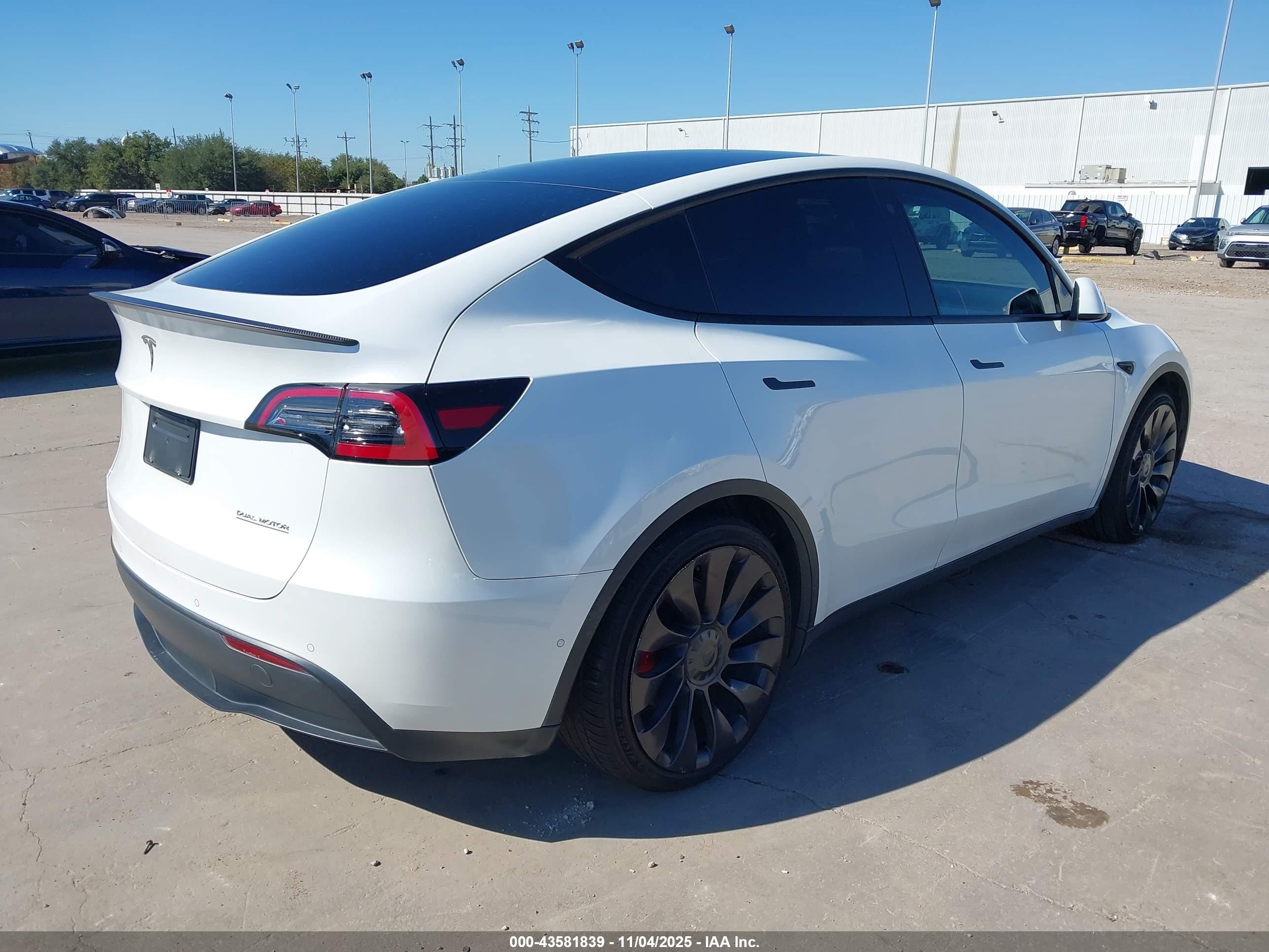2022 Tesla Model Y Performance Dual Motor All-wheel Drive White vin: 7SAYGDEFXNF372072