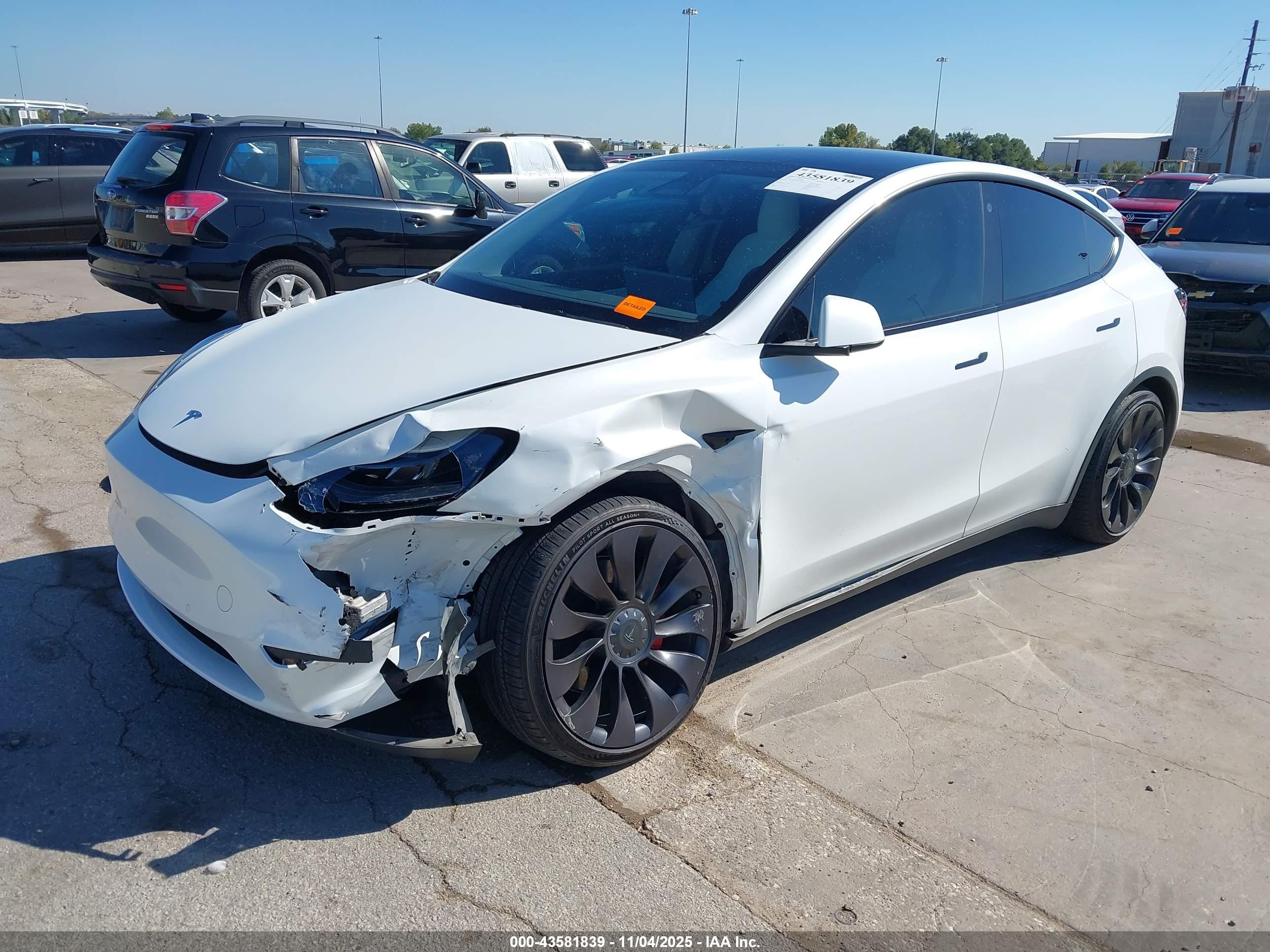 2022 Tesla Model Y Performance Dual Motor All-wheel Drive White vin: 7SAYGDEFXNF372072