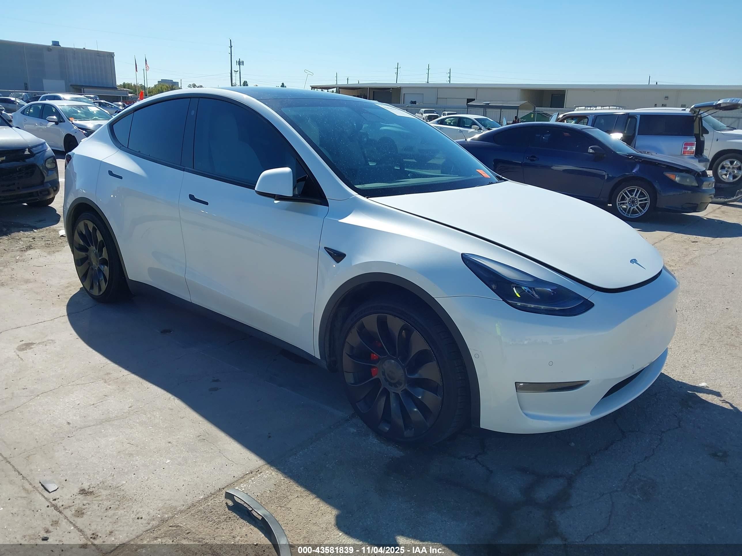 2022 Tesla Model Y Performance Dual Motor All-wheel Drive White vin: 7SAYGDEFXNF372072