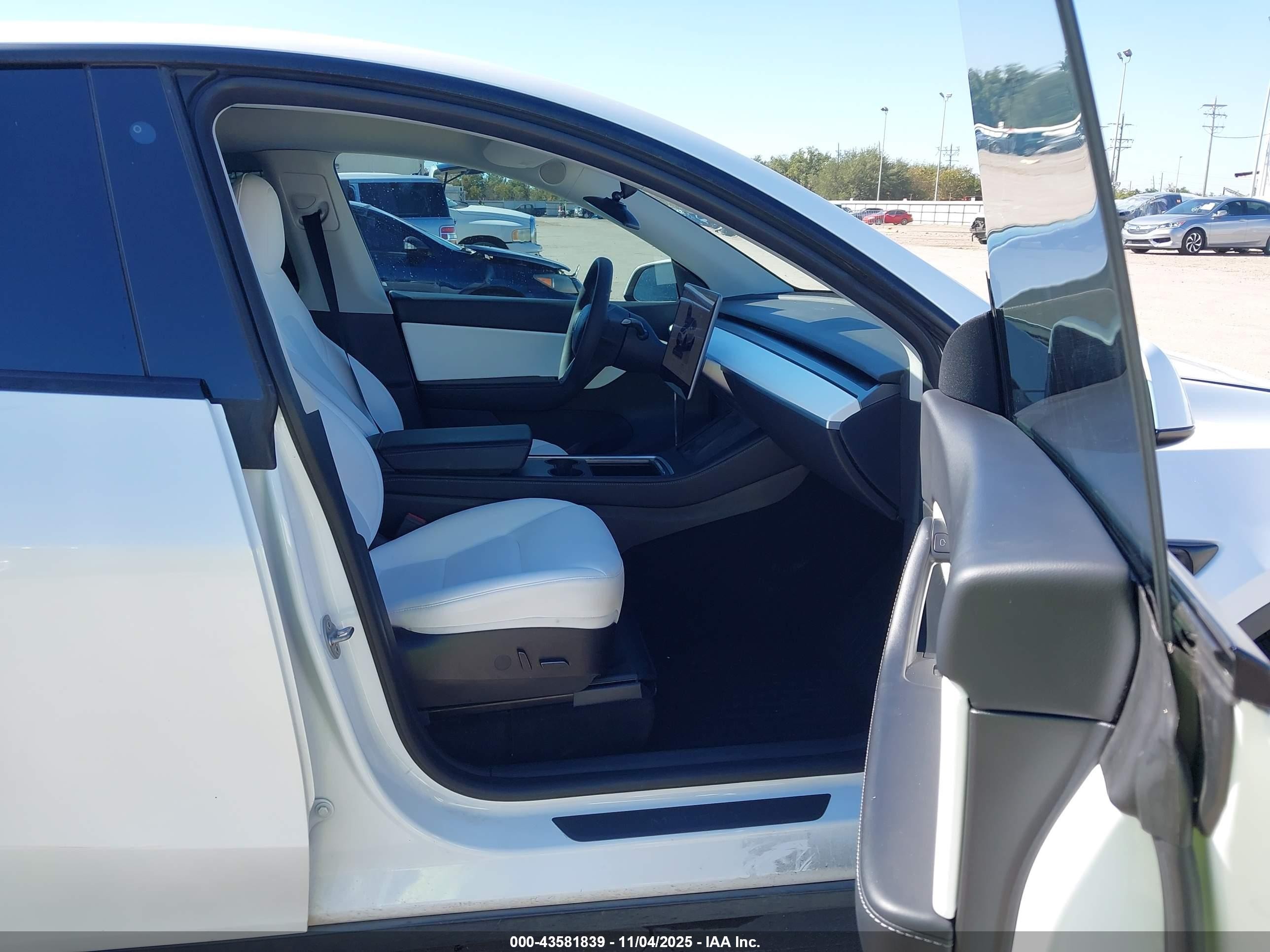 2022 Tesla Model Y Performance Dual Motor All-wheel Drive White vin: 7SAYGDEFXNF372072