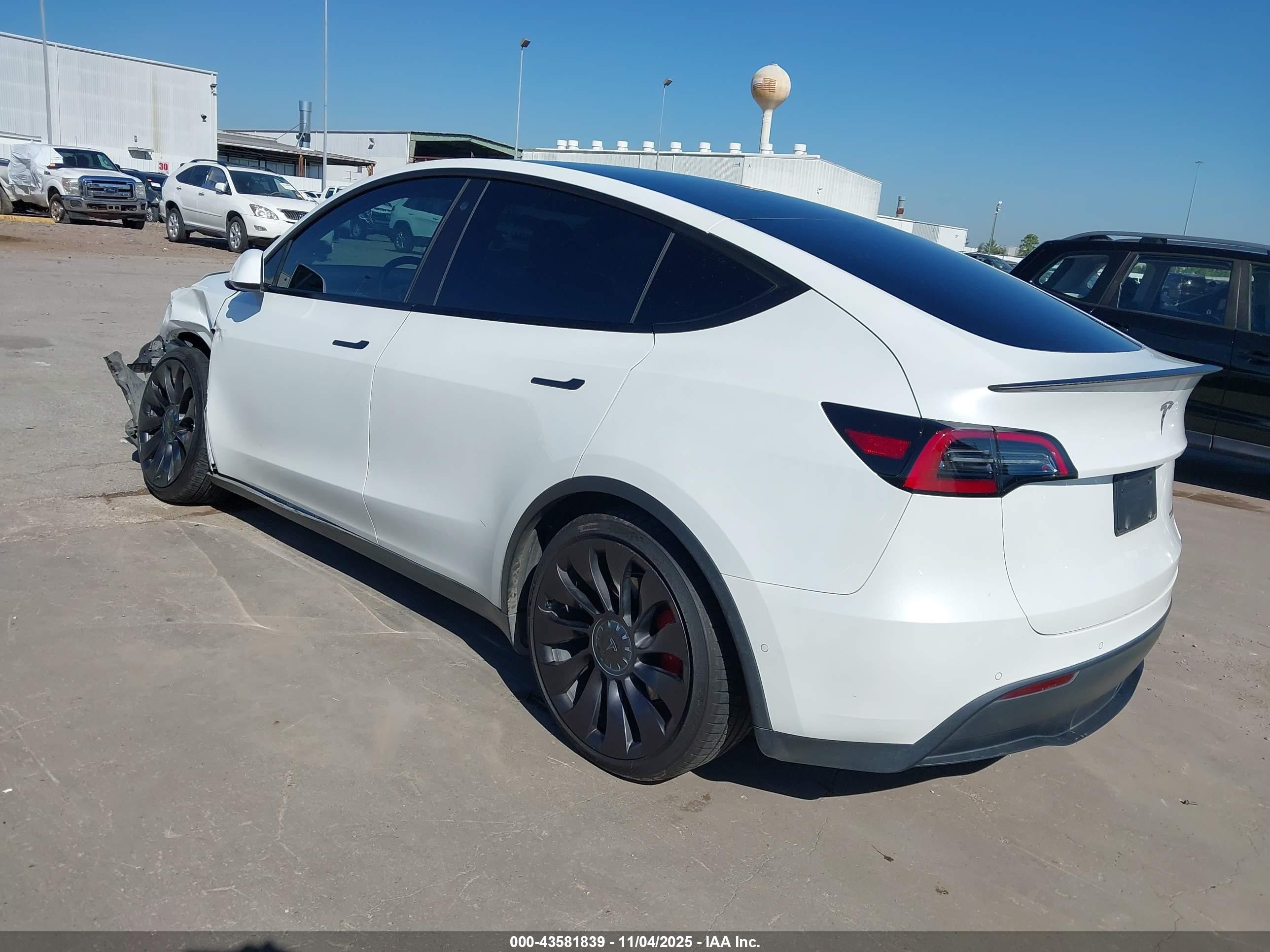 2022 Tesla Model Y Performance Dual Motor All-wheel Drive White vin: 7SAYGDEFXNF372072