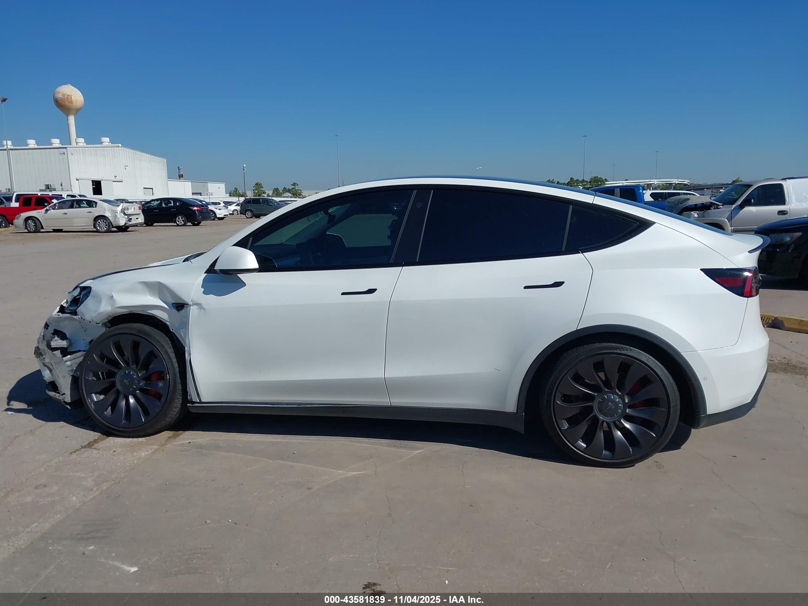2022 Tesla Model Y Performance Dual Motor All-wheel Drive White vin: 7SAYGDEFXNF372072
