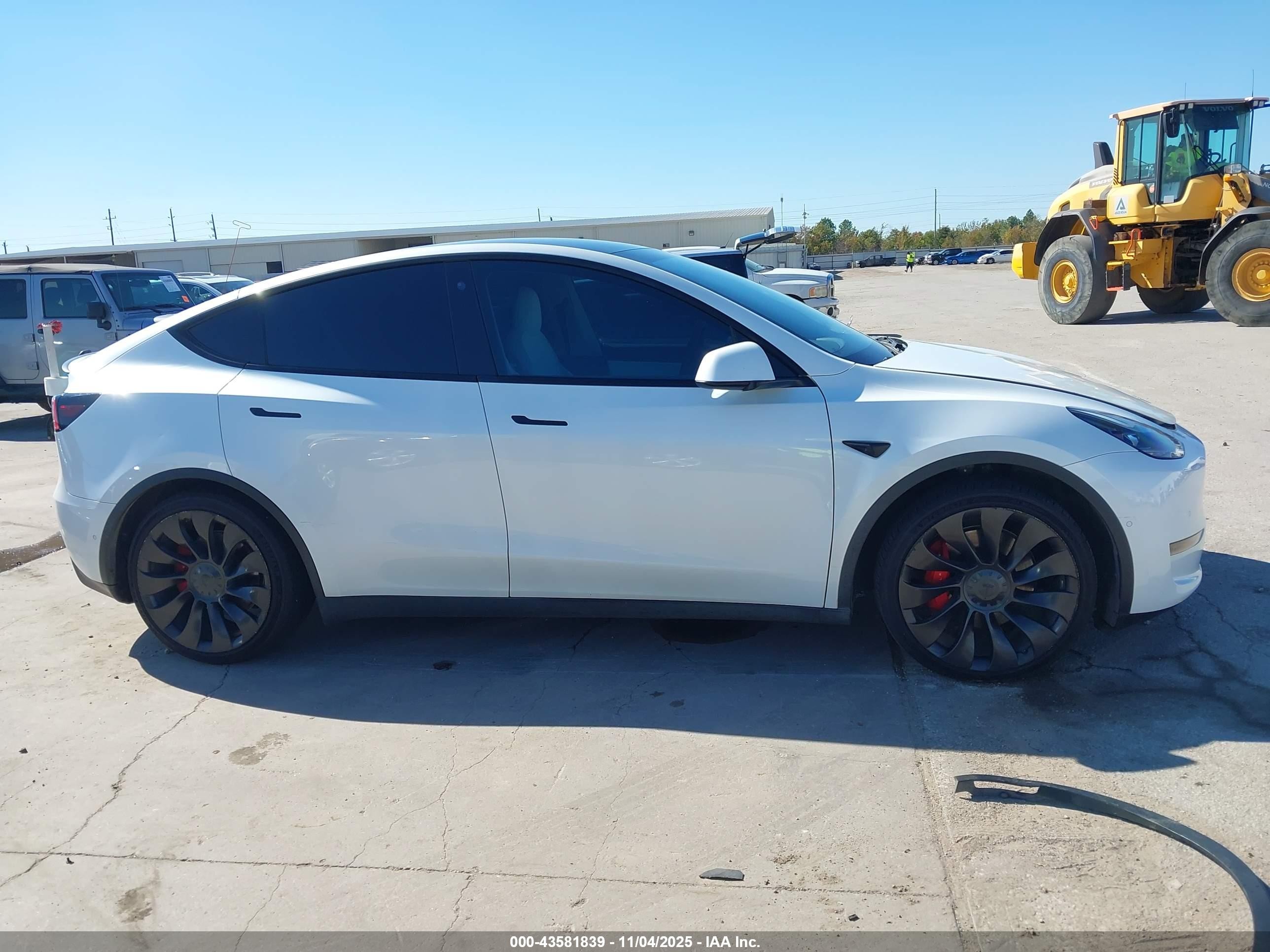 2022 Tesla Model Y Performance Dual Motor All-wheel Drive White vin: 7SAYGDEFXNF372072