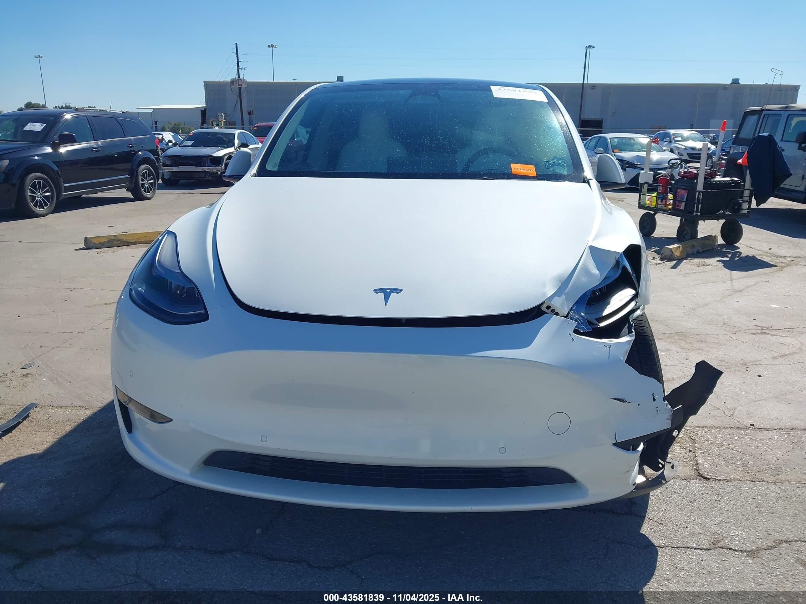 2022 Tesla Model Y Performance Dual Motor All-wheel Drive White vin: 7SAYGDEFXNF372072