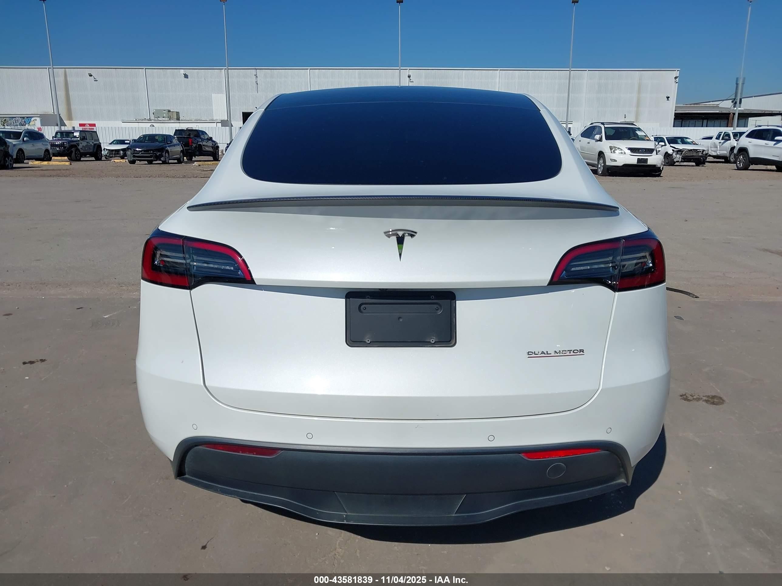 2022 Tesla Model Y Performance Dual Motor All-wheel Drive White vin: 7SAYGDEFXNF372072