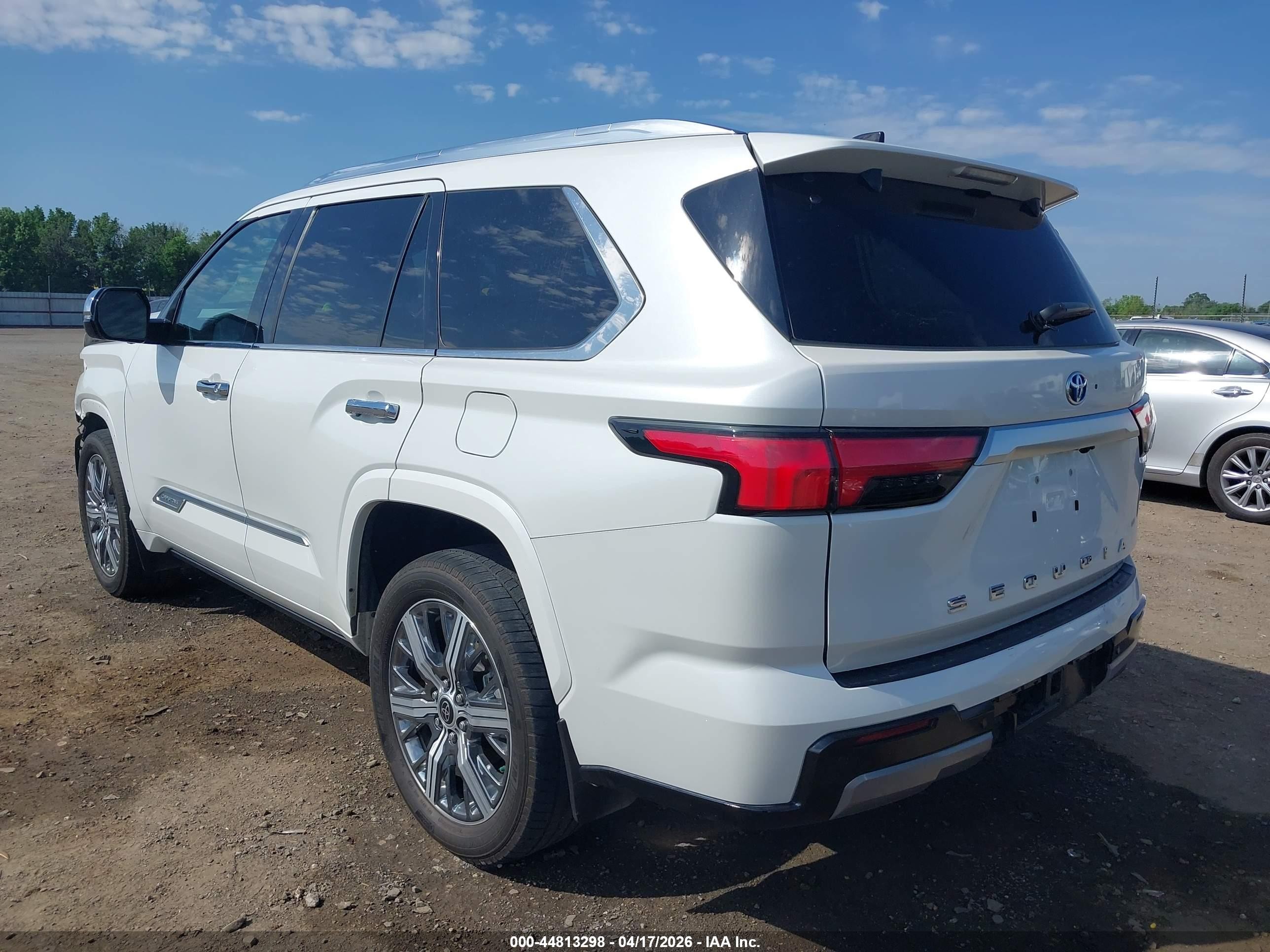 2023 Toyota Sequoia Capstone White vin: 7SVAAABA2PX008010