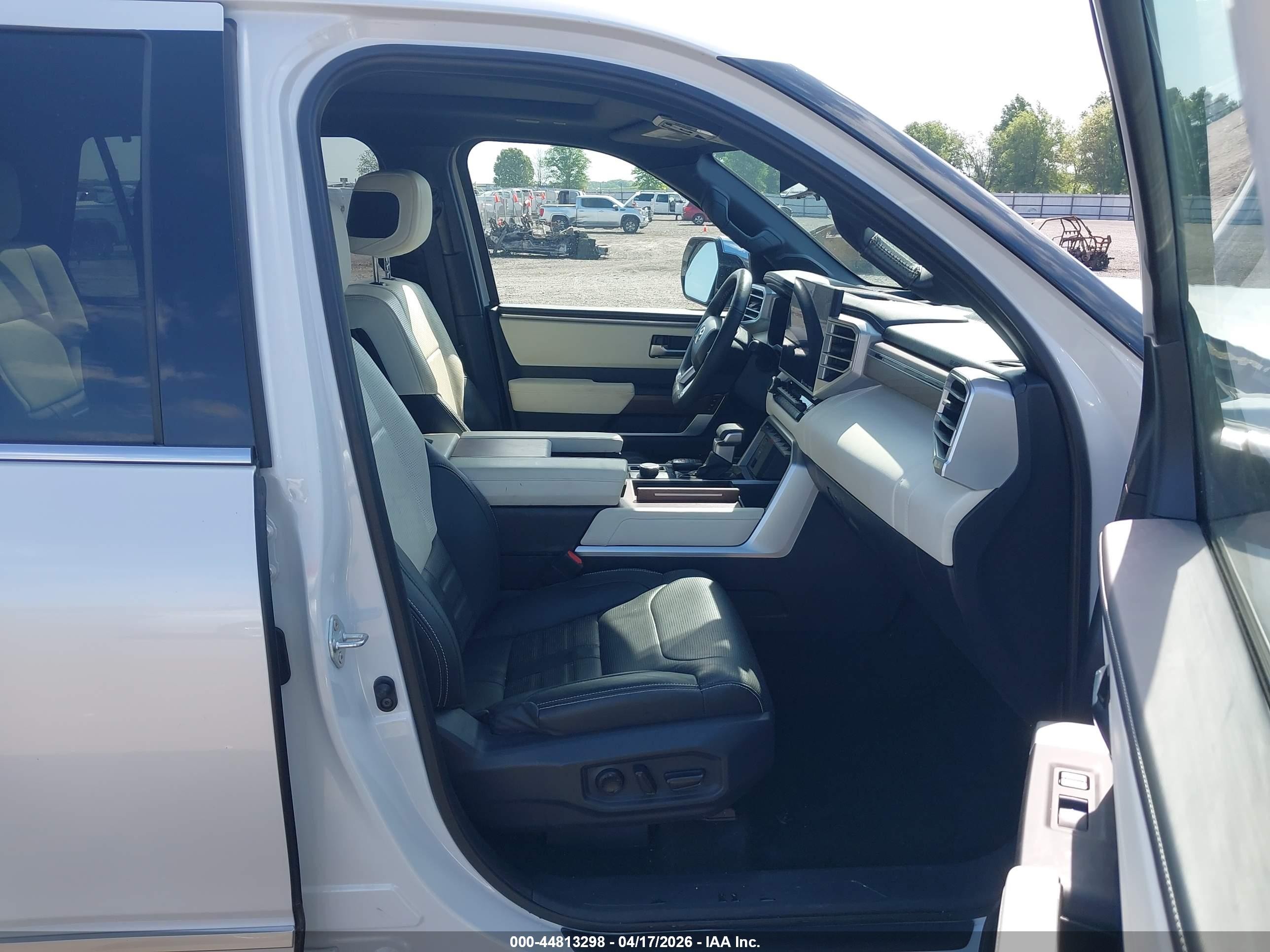 2023 Toyota Sequoia Capstone White vin: 7SVAAABA2PX008010