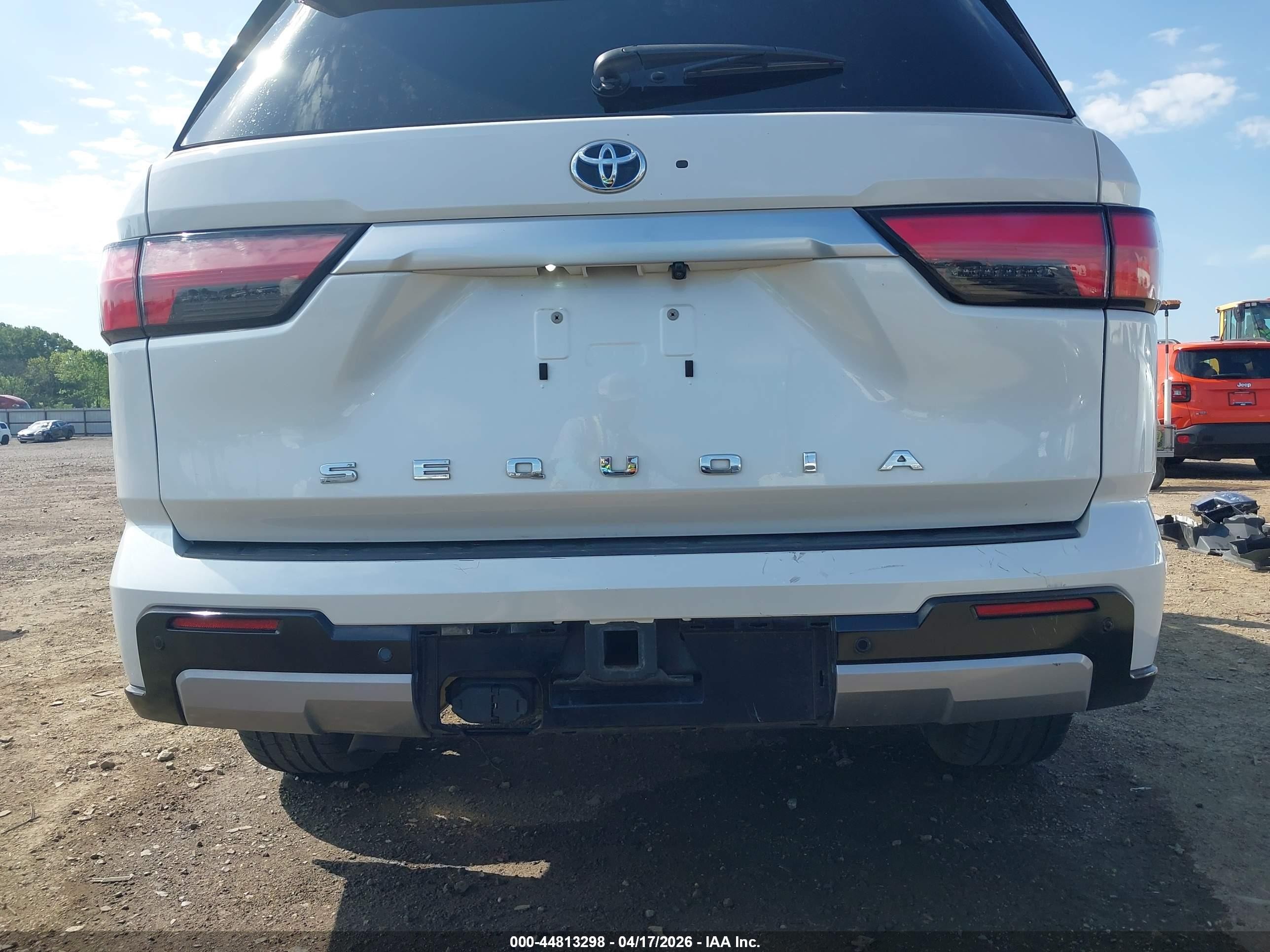 2023 Toyota Sequoia Capstone White vin: 7SVAAABA2PX008010