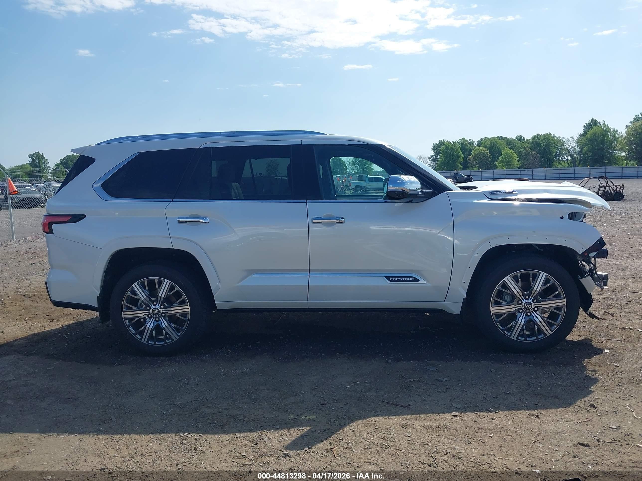 2023 Toyota Sequoia Capstone White vin: 7SVAAABA2PX008010
