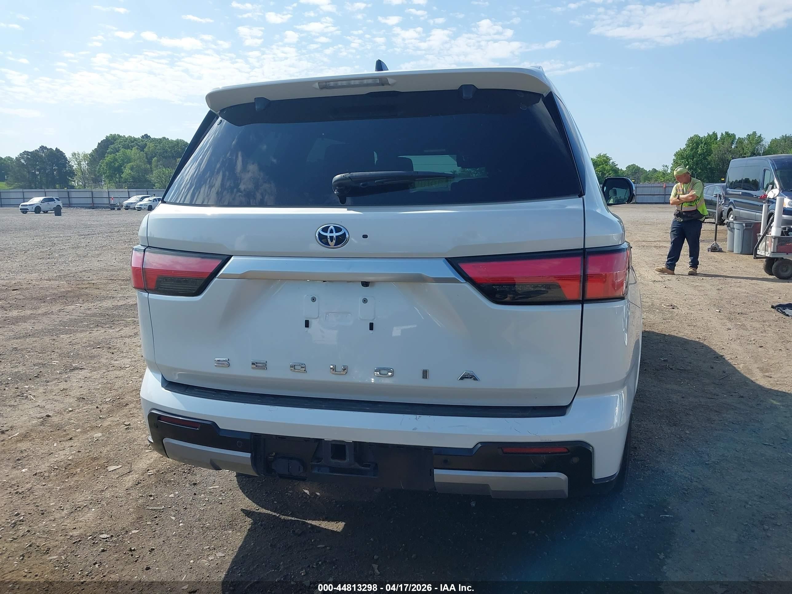 2023 Toyota Sequoia Capstone White vin: 7SVAAABA2PX008010