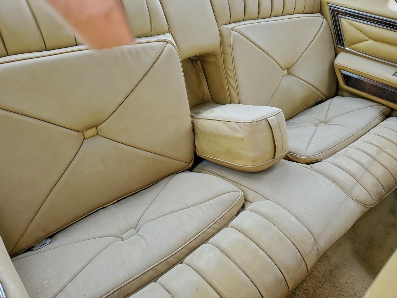 1977 Lincoln Continenta White vin: 7Y81A822147