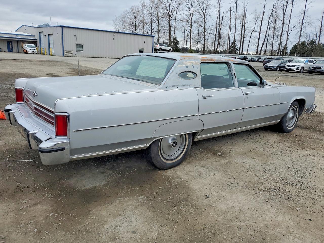 1977 Lincoln Continenta Silver vin: 7Y82A857654